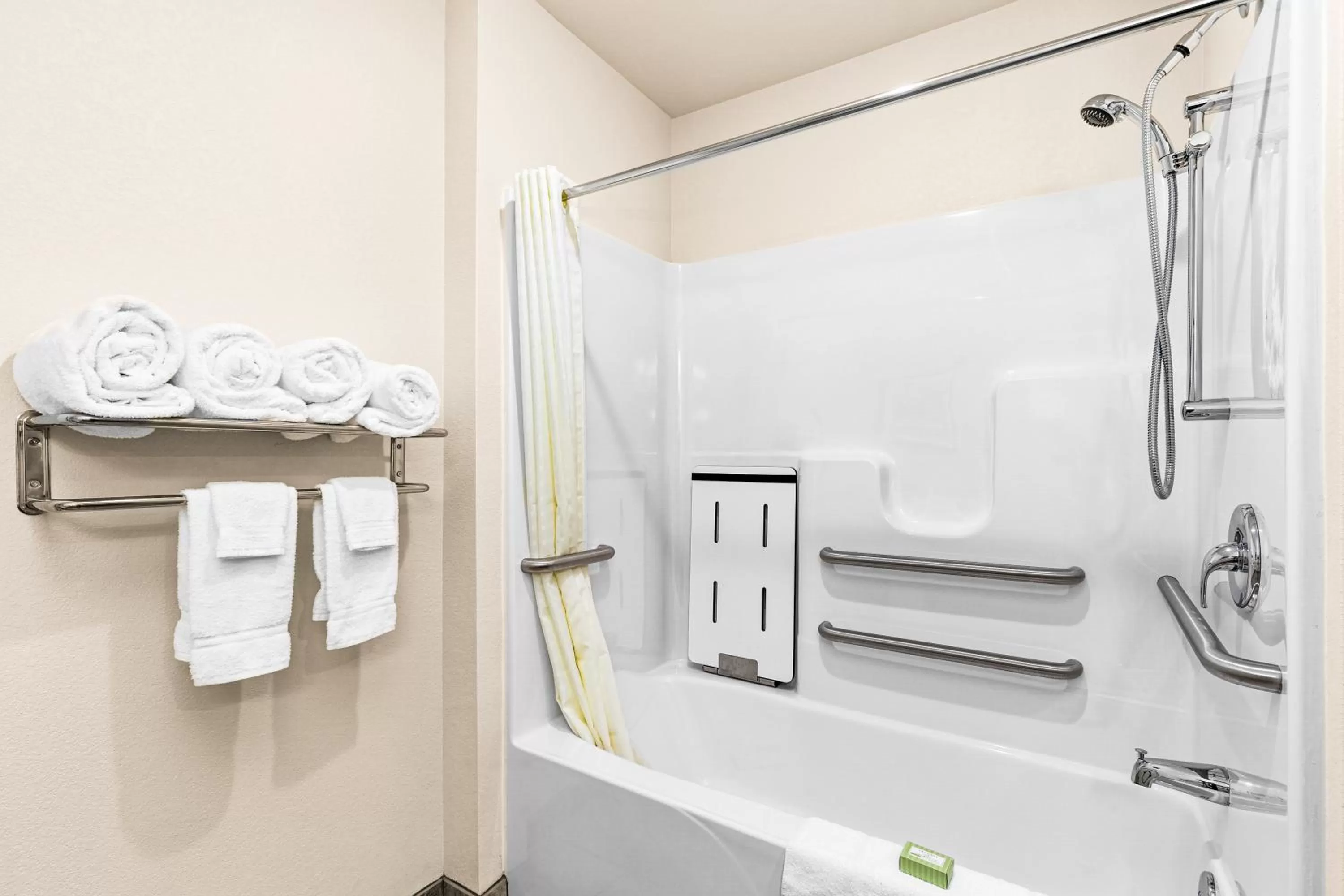 Shower in Cobblestone Hotel & Suites International Falls
