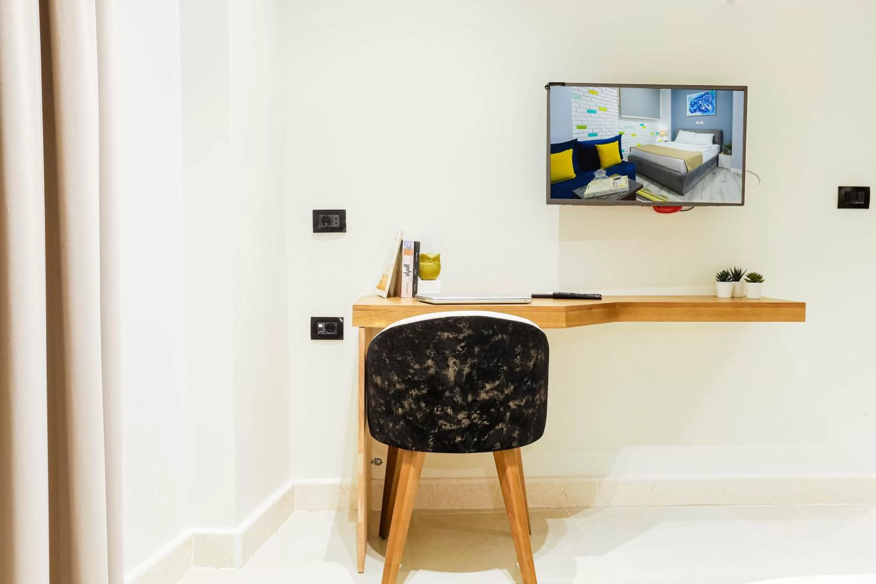 TV and multimedia in NewCity Hotel & Suites