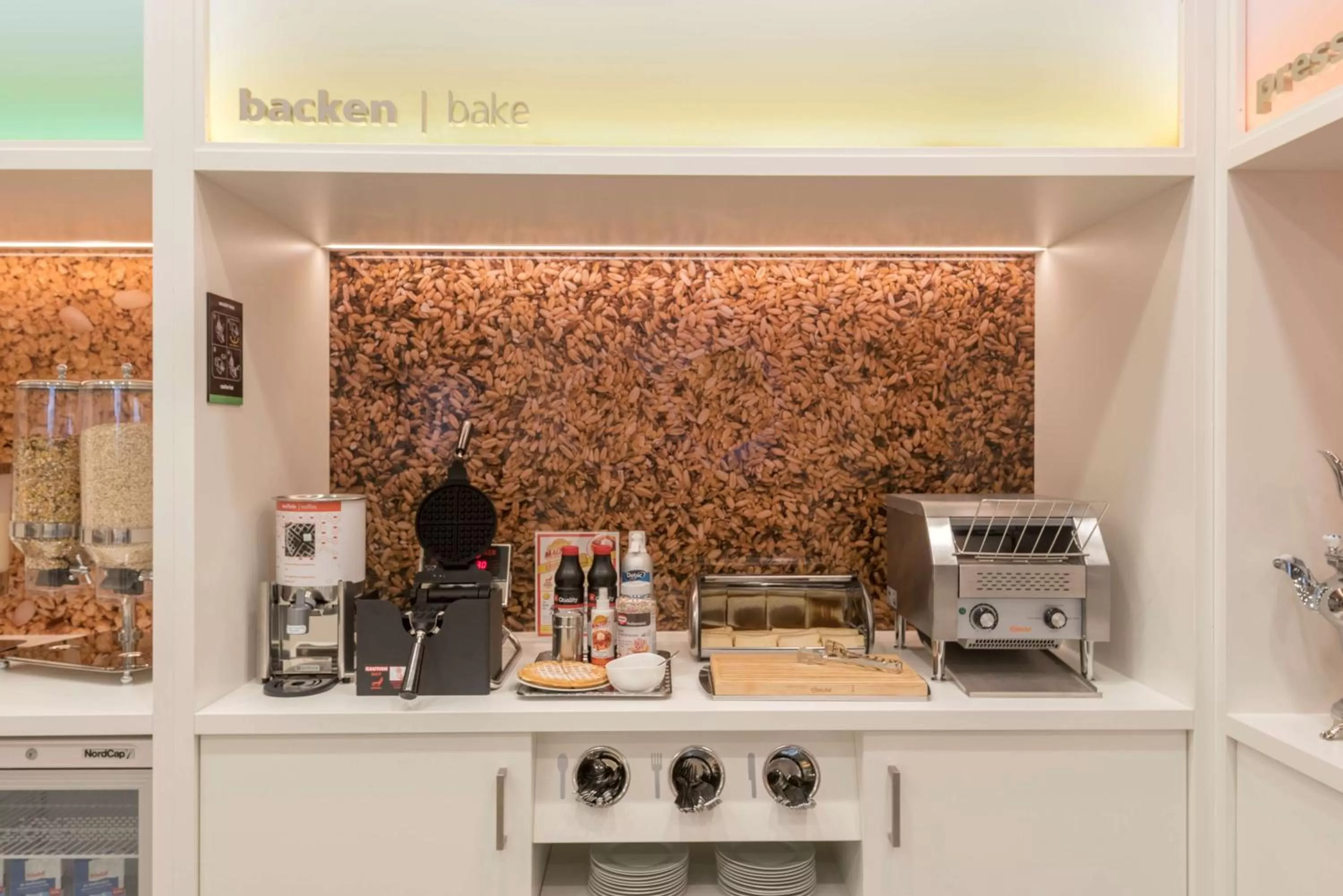 Dining area in Hampton By Hilton Hamburg City Centre