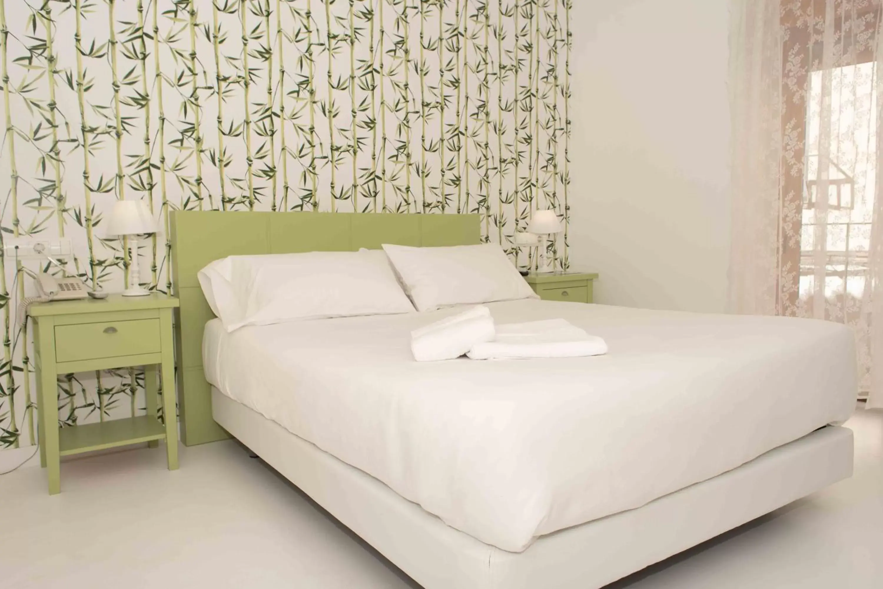 Double Room with Balcony - single occupancy in Hotel Almunia Double Room with Balcony - single occupancy in Hotel Almunia