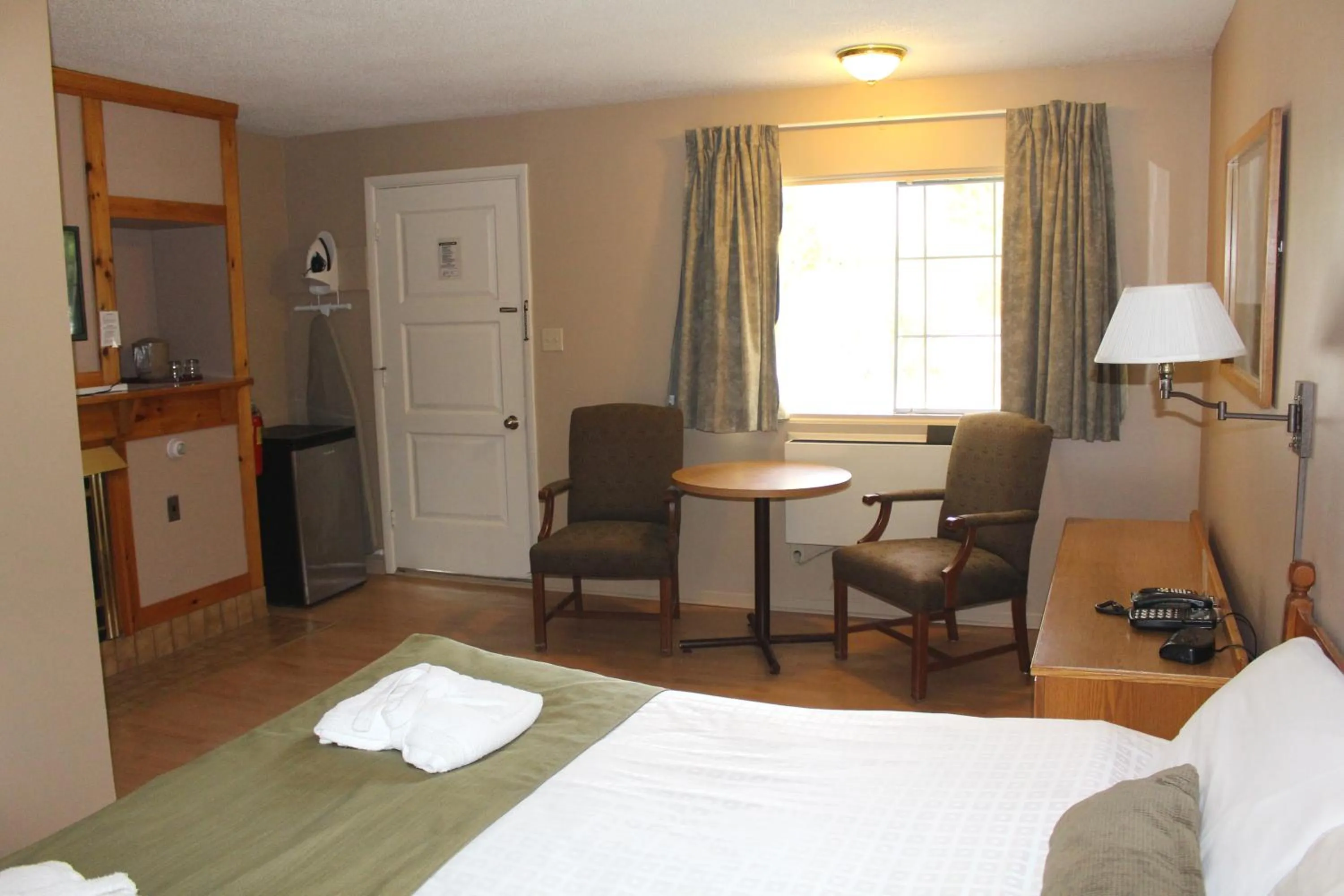 Photo of the whole room in Colonial Resort-1000Islands