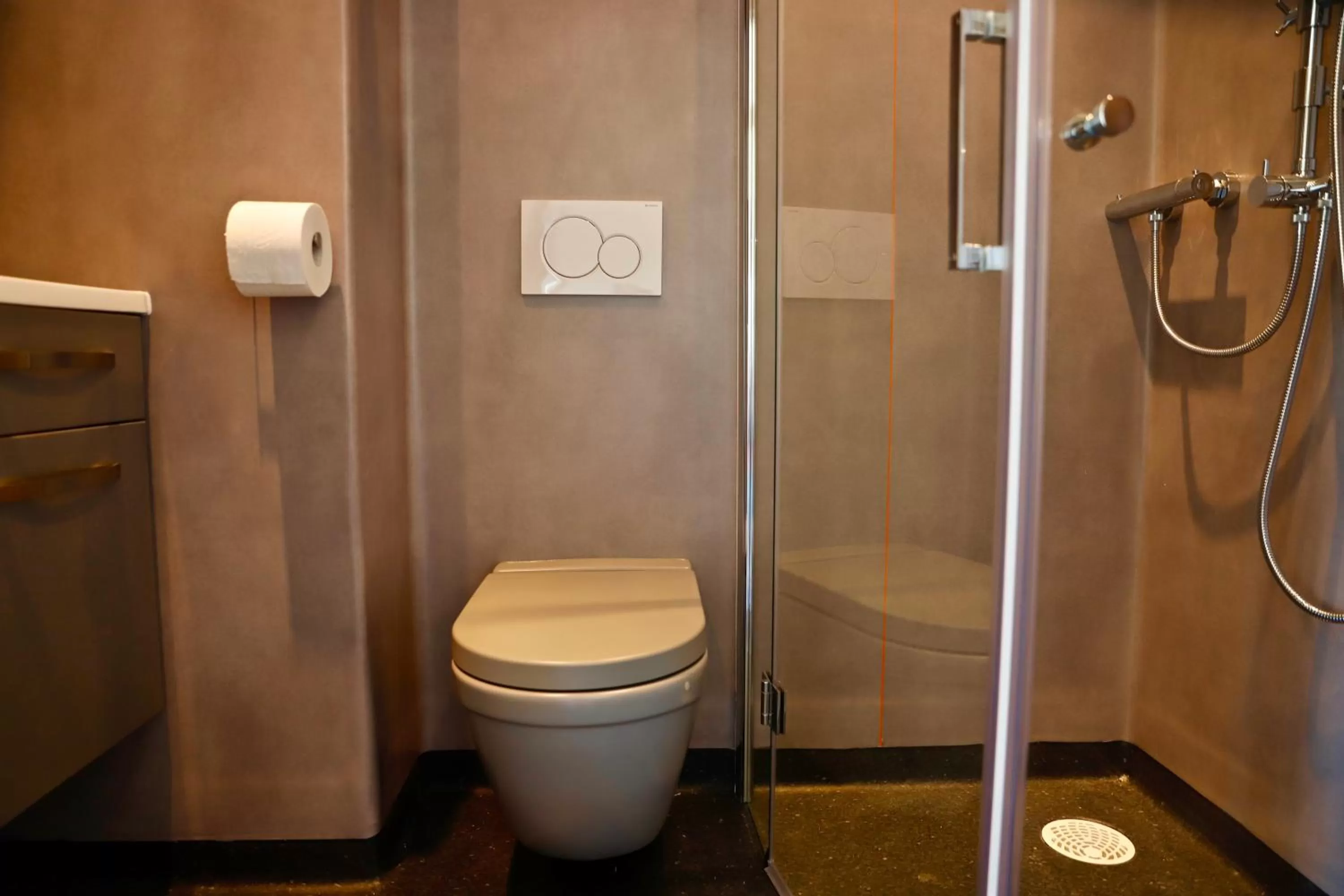 Shower in B & B Marrum Hotel Marrum