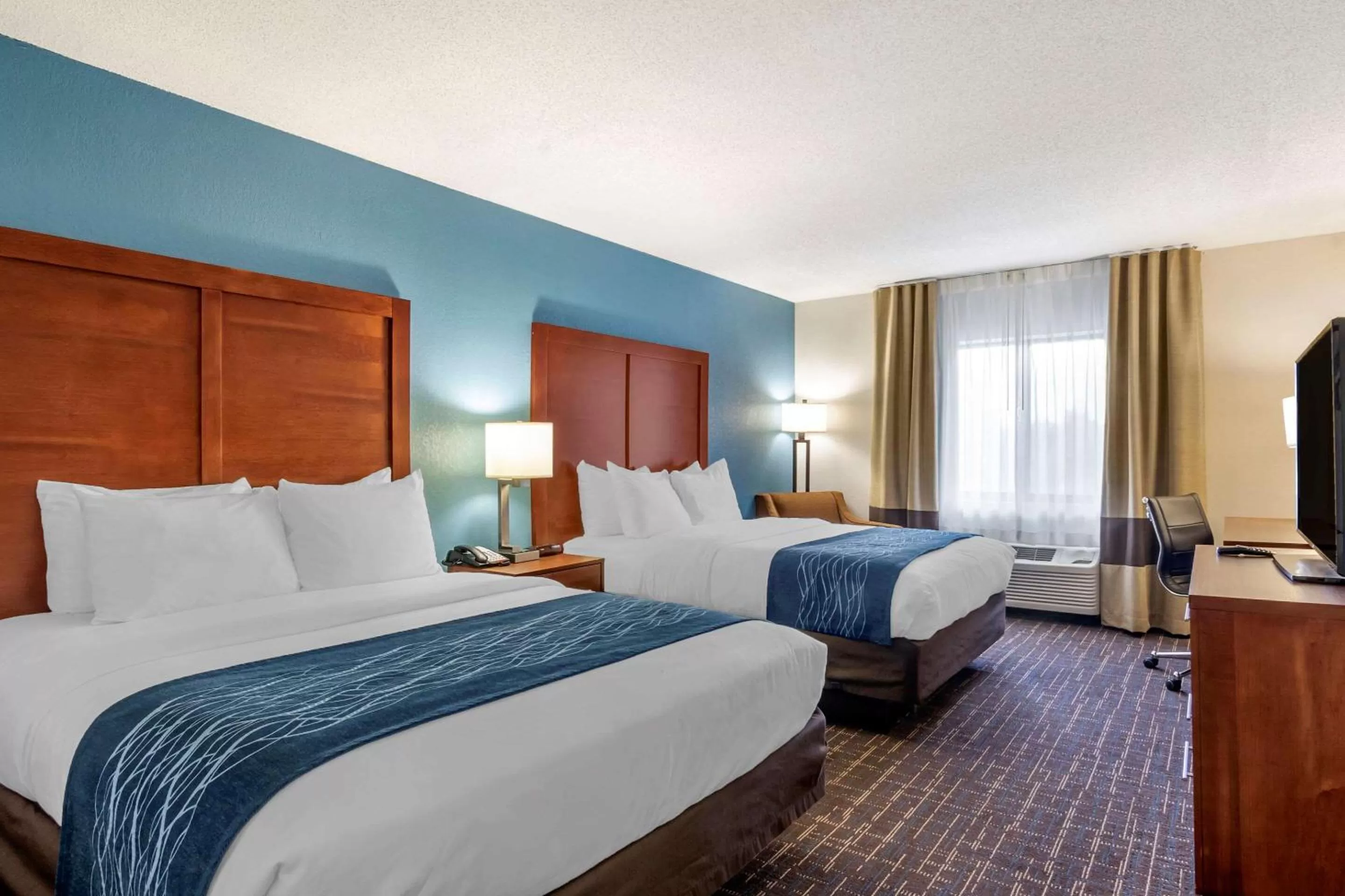 Photo of the whole room, Bed in Comfort Inn & Suites Lees Summit - Kansas City