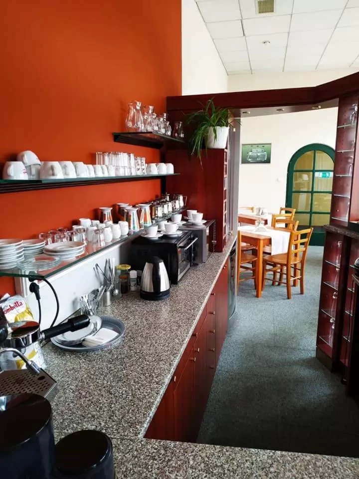 Drinks, Restaurant/Places to Eat in Motel Vega