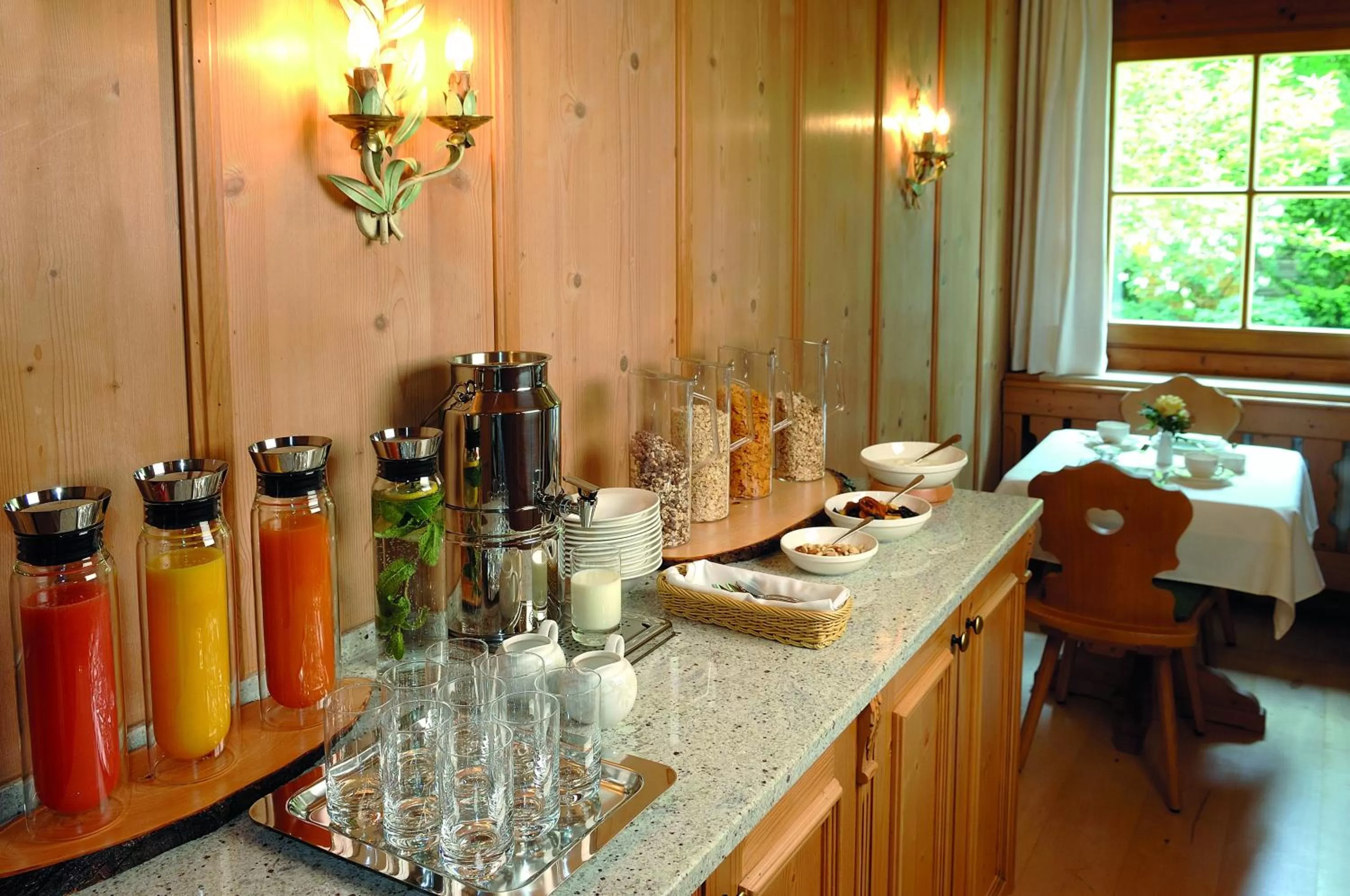 Buffet breakfast in Hotel Alpenhof - ruhige Wohlfühloase zwischen München, dem Fünf-Seenland und den Bergen, in S-Bahnnähe