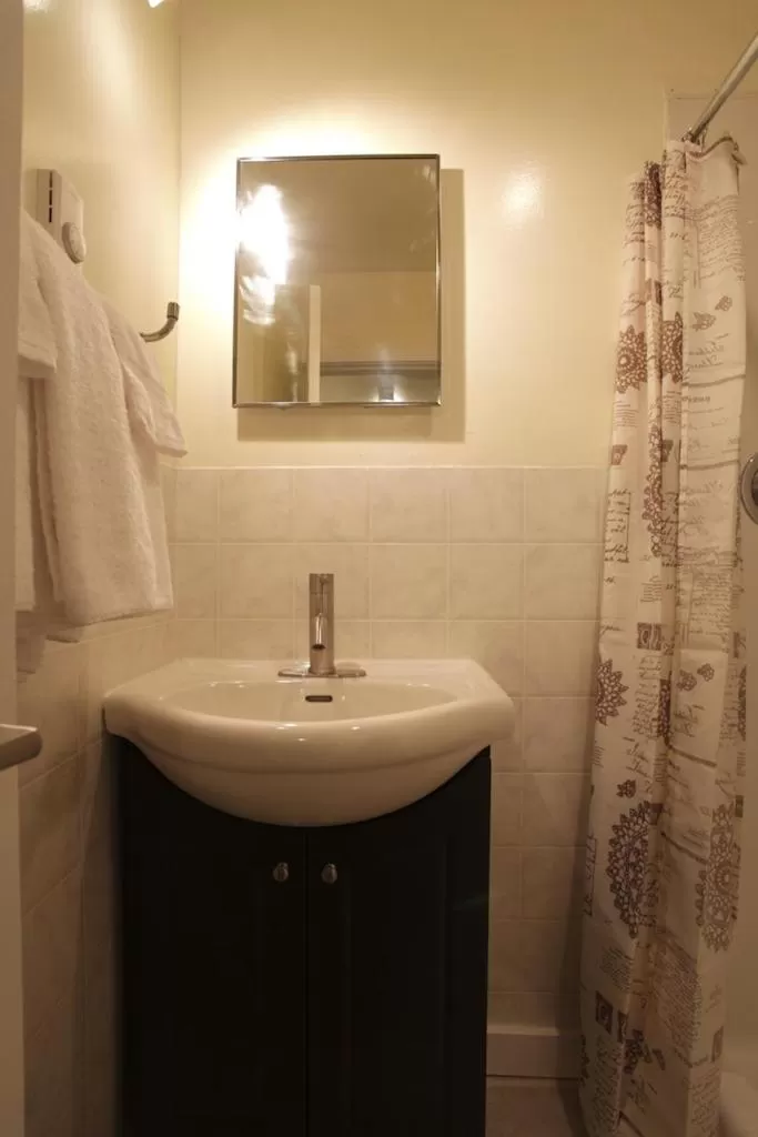 Bathroom in Cherry Tree Inn