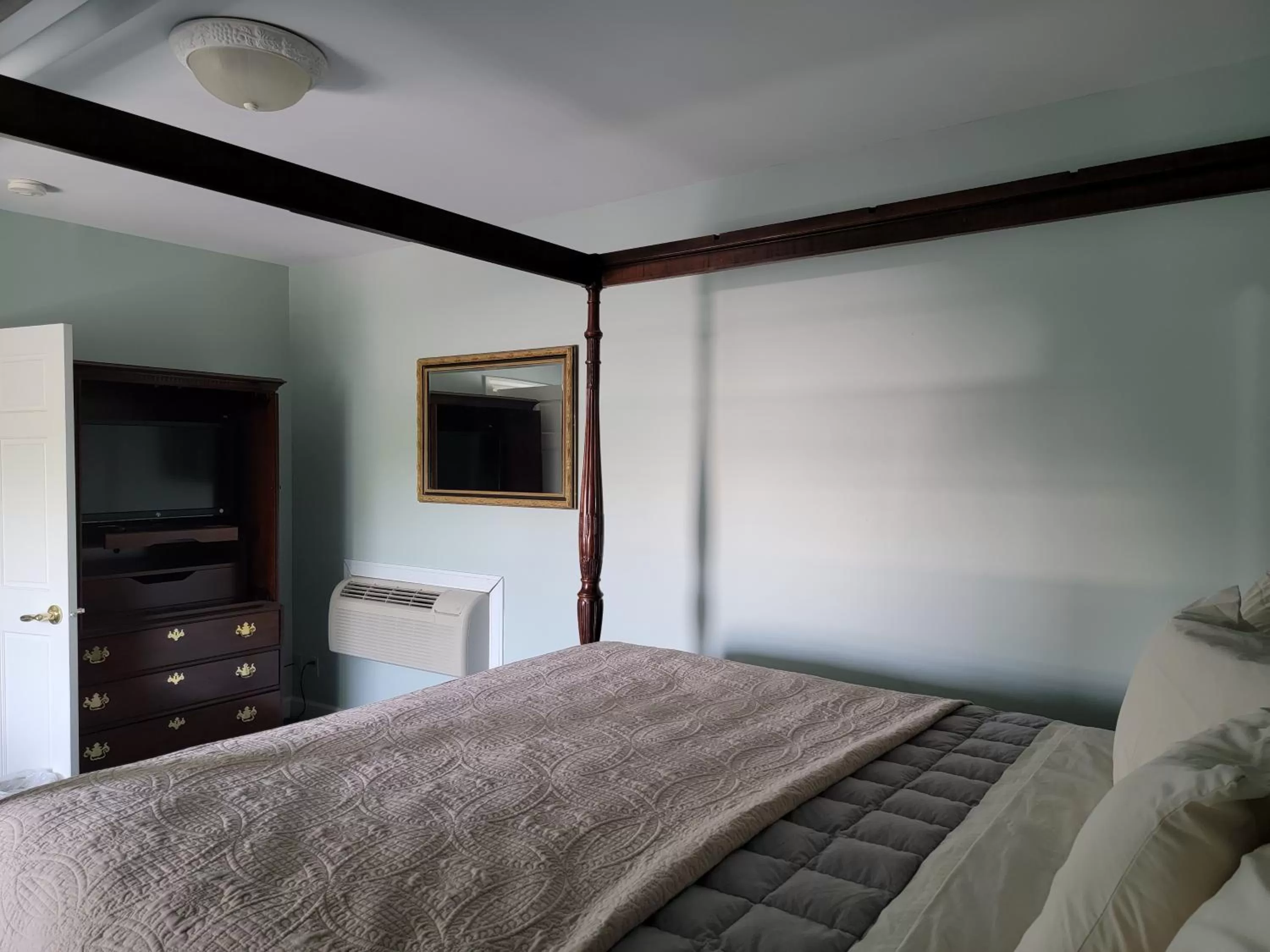 TV and multimedia, Bed in Lowell Inn