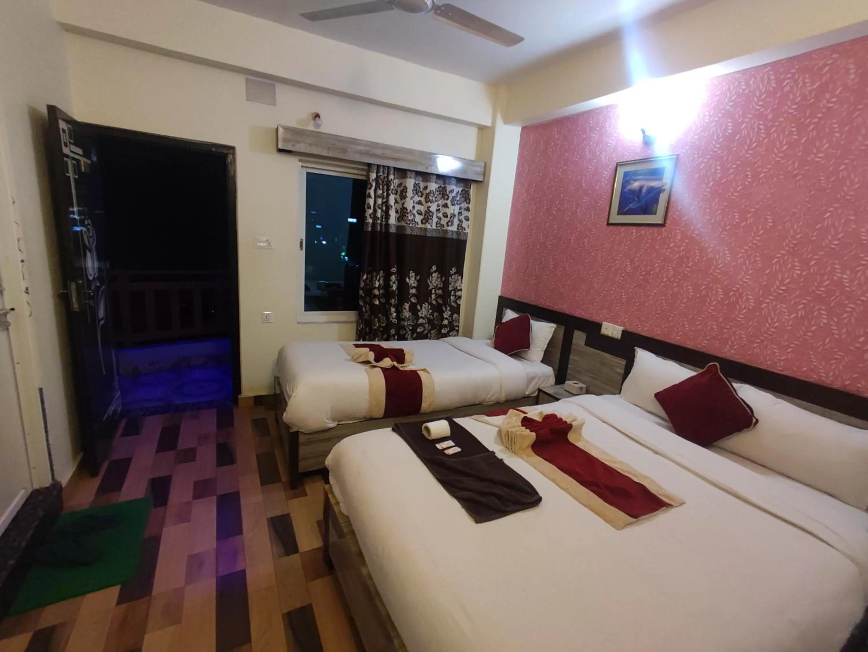 Lake view, Bed in Hotel Kajiinn