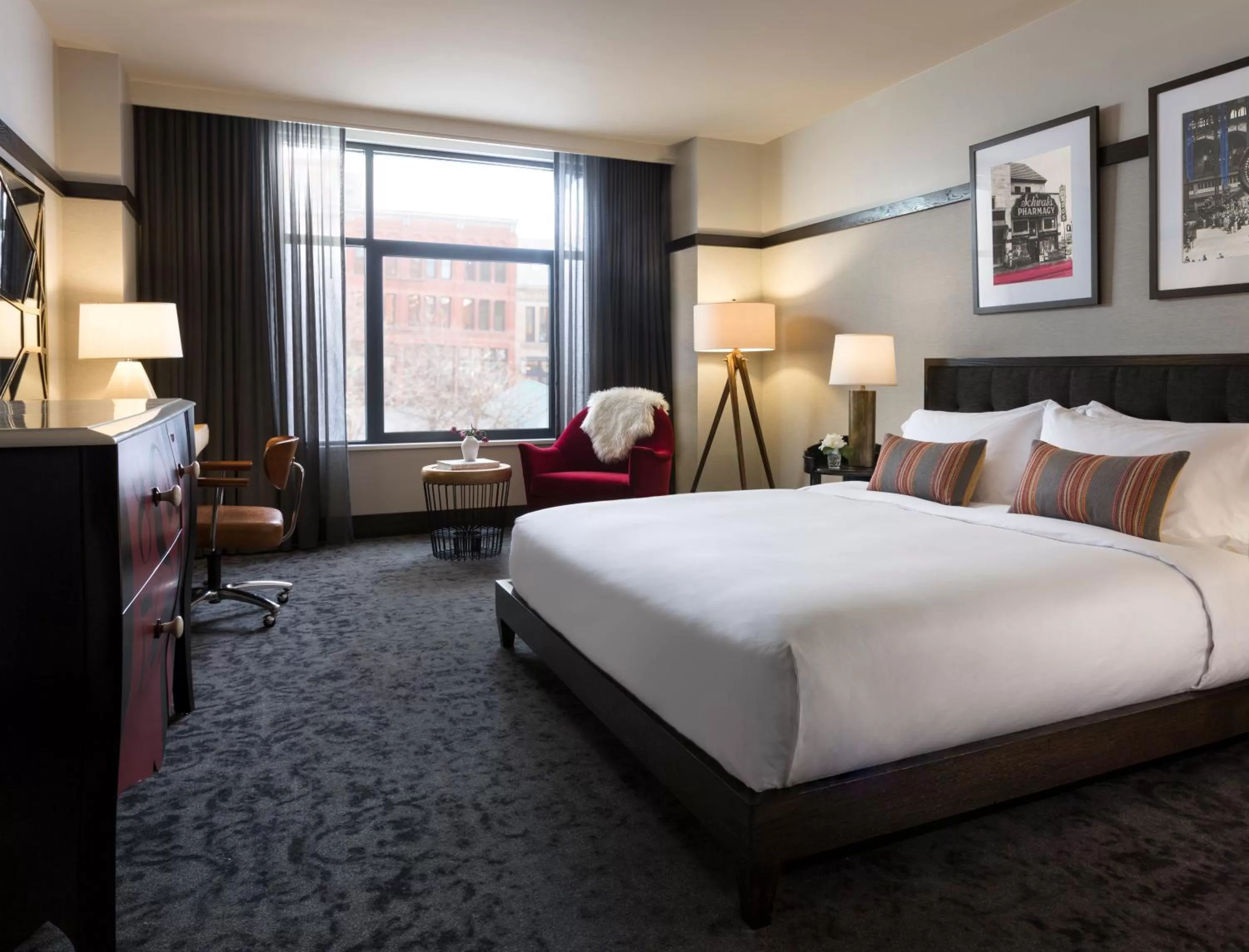 Photo of the whole room, Bed in Kimpton Journeyman Hotel by IHG