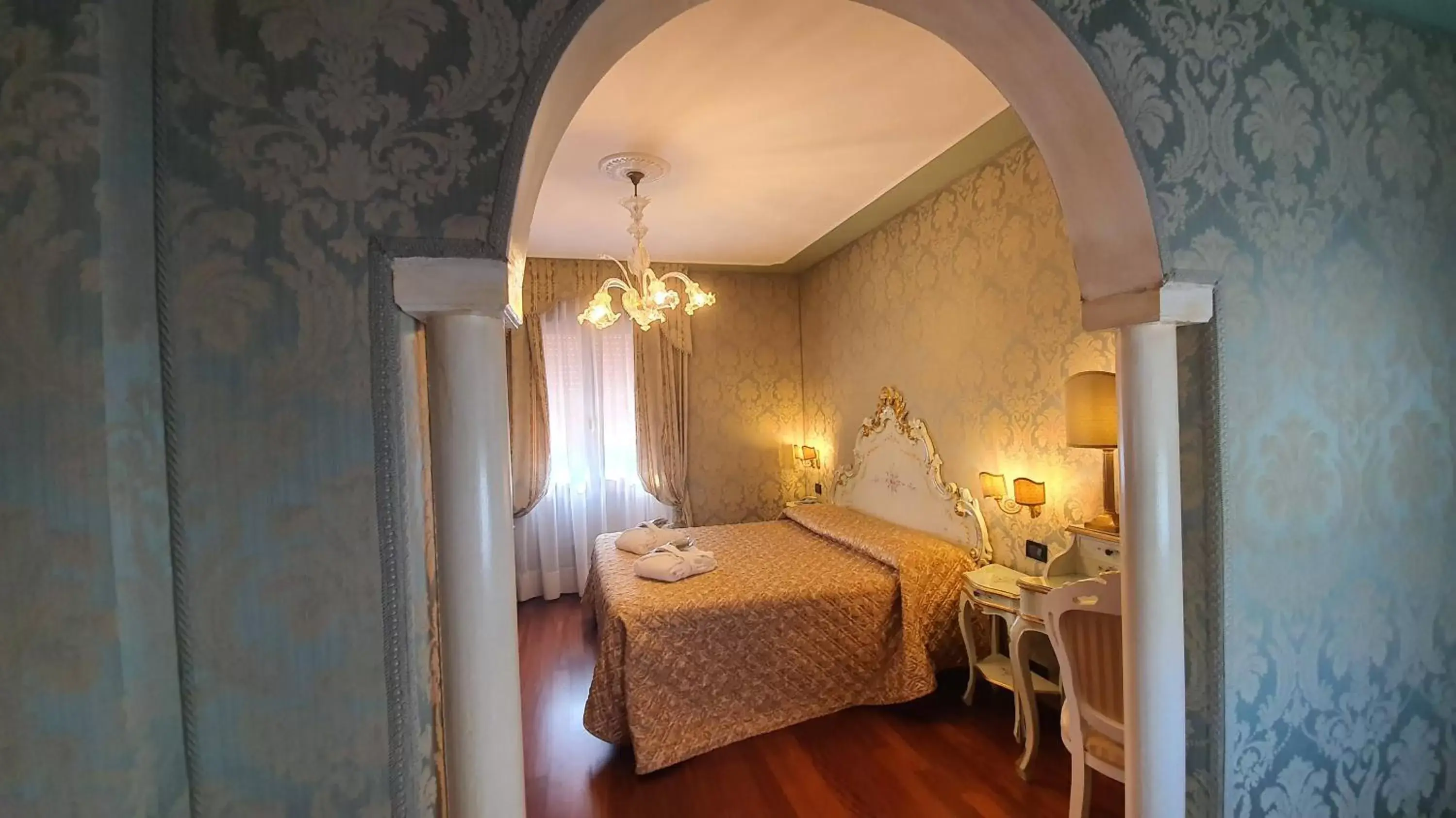 Junior Suite in Hotel Carlton On The Grand Canal Junior Suite in Hotel Carlton On The Grand Canal