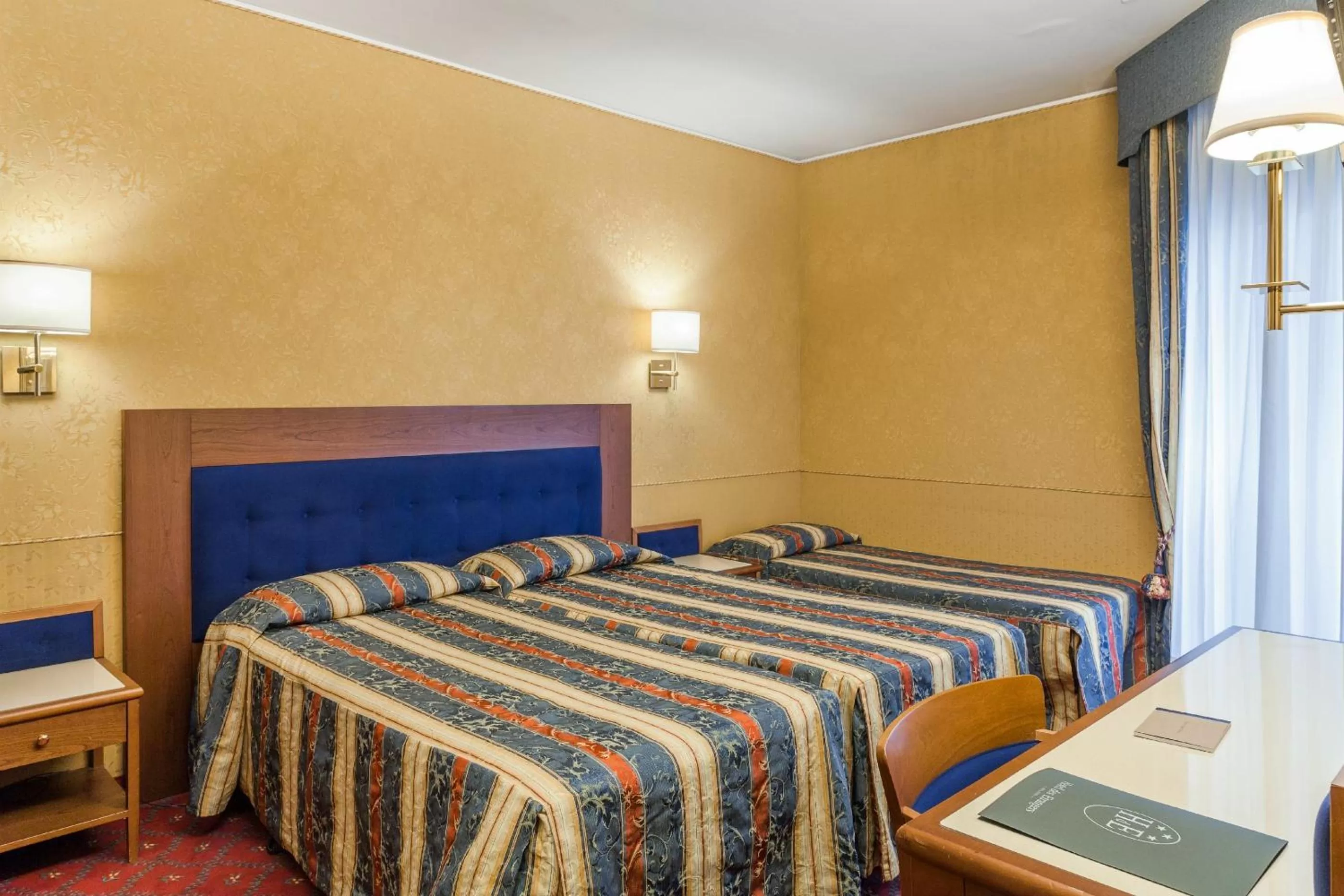 Photo of the whole room, Bed in Hotel Des Etrangers