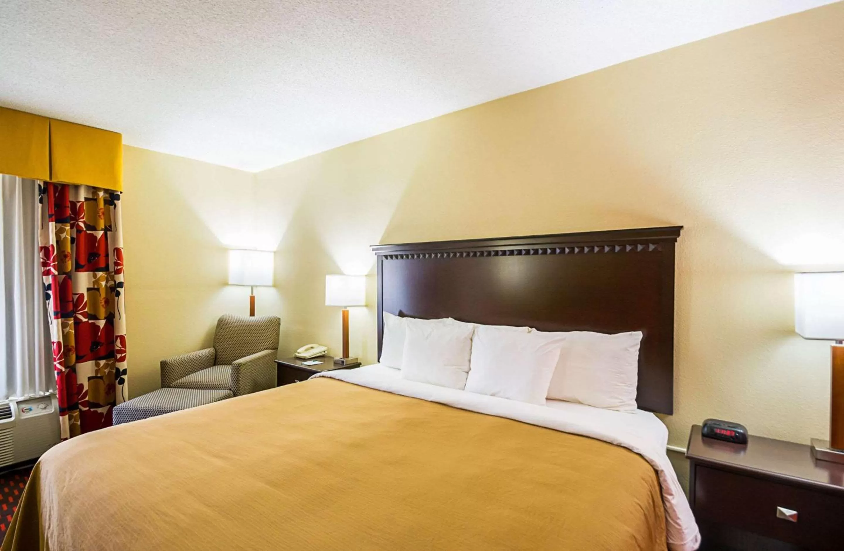 Photo of the whole room, Bed in Quality Inn & Suites Hagerstown