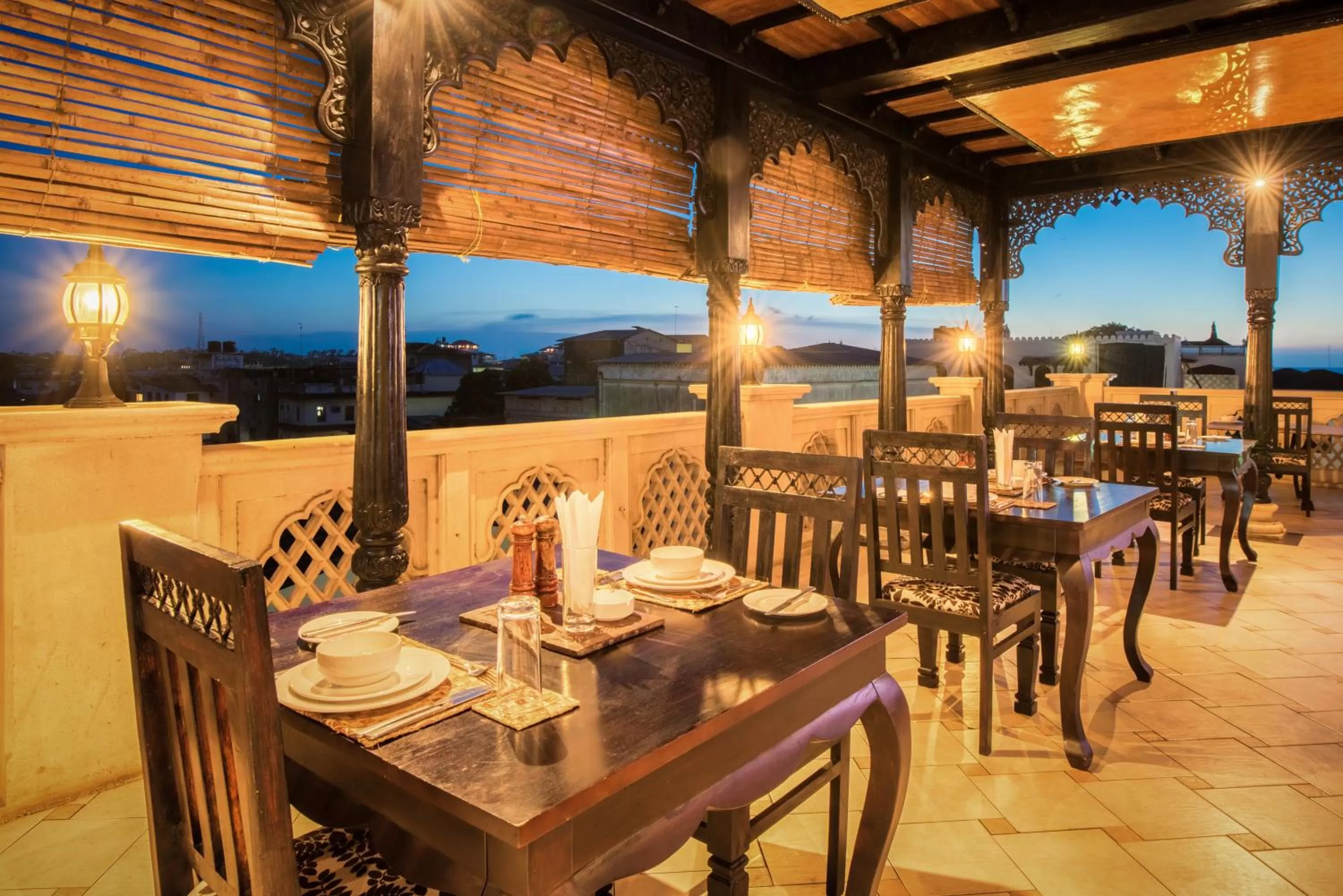 Restaurant/places to eat in Golden Tulip Stone Town Boutique