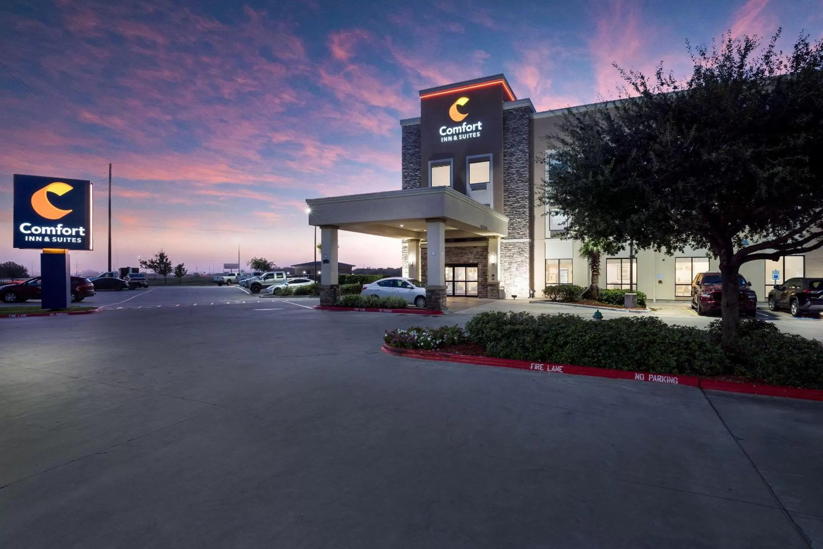 Property building in Comfort Inn & Suites Victoria North
