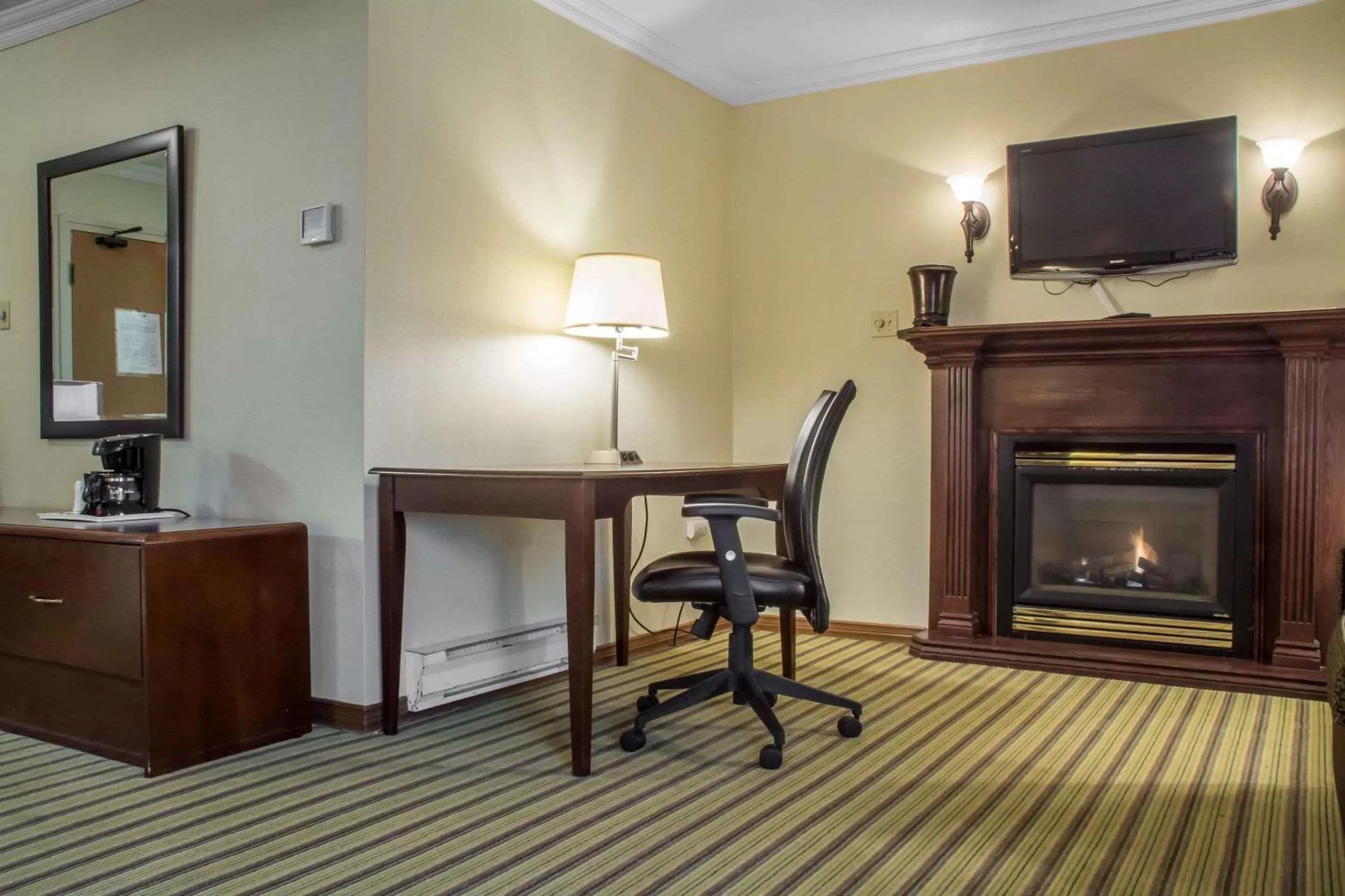 King Suite - Non Smoking in Quality Inn Peterborough