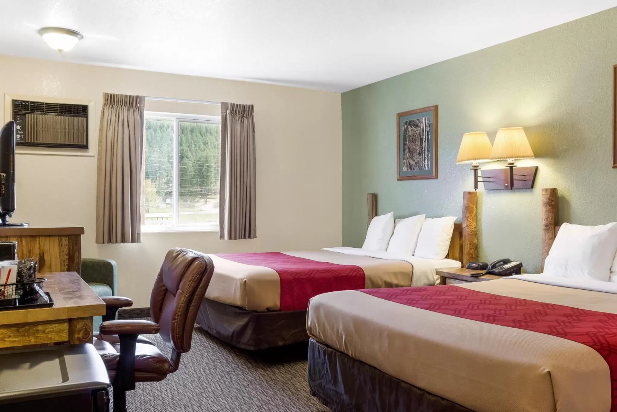 Bedroom, Bed in Econo Lodge, Downtown Custer Near Custer State Park and Mt Rushmore