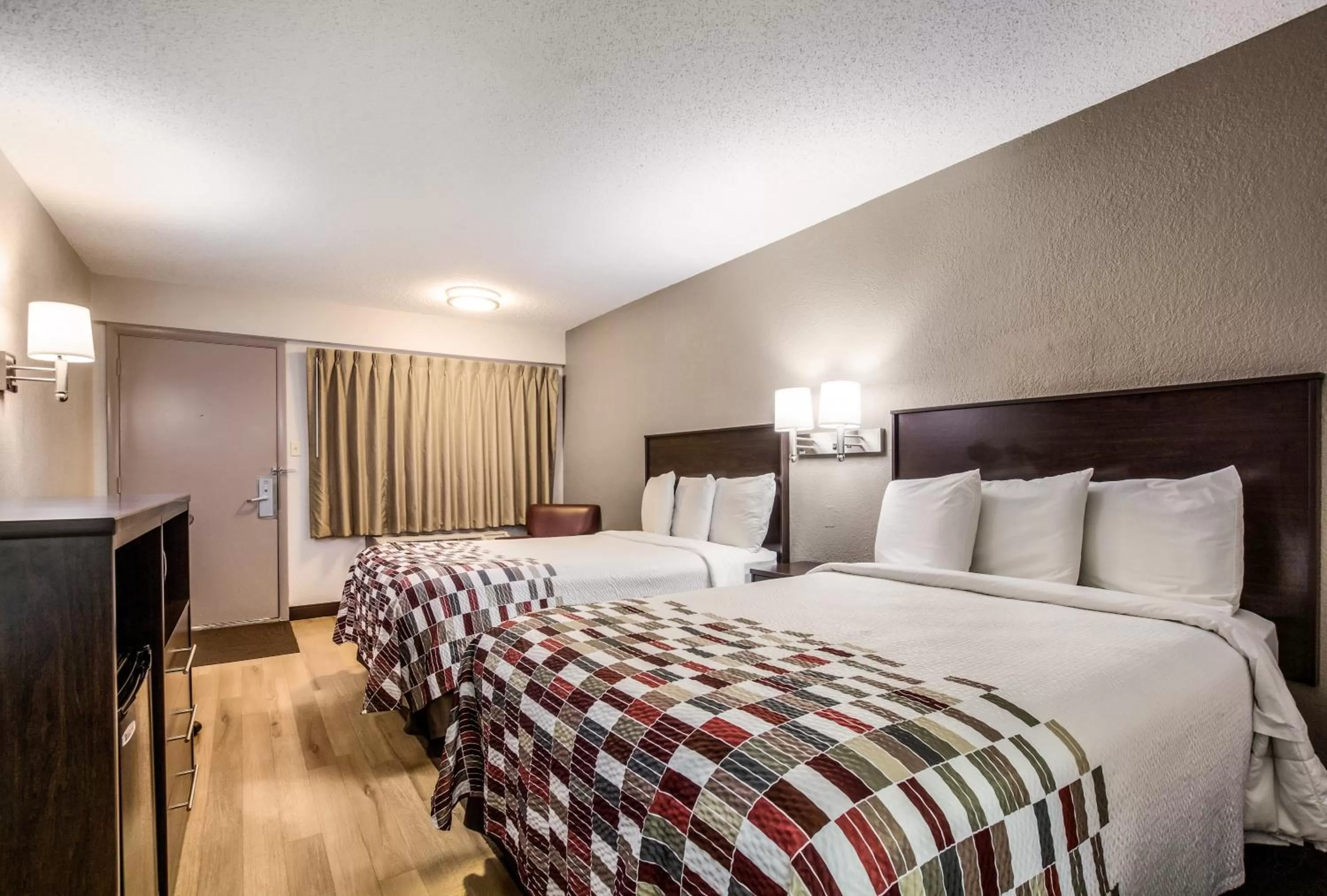 Photo of the whole room, Bed in Red Roof Inn Lexington