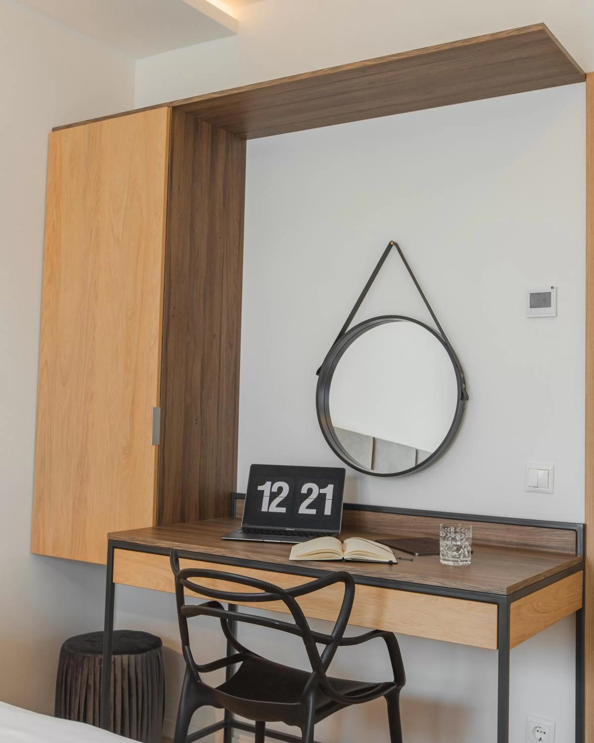 TV/Entertainment Center in H55