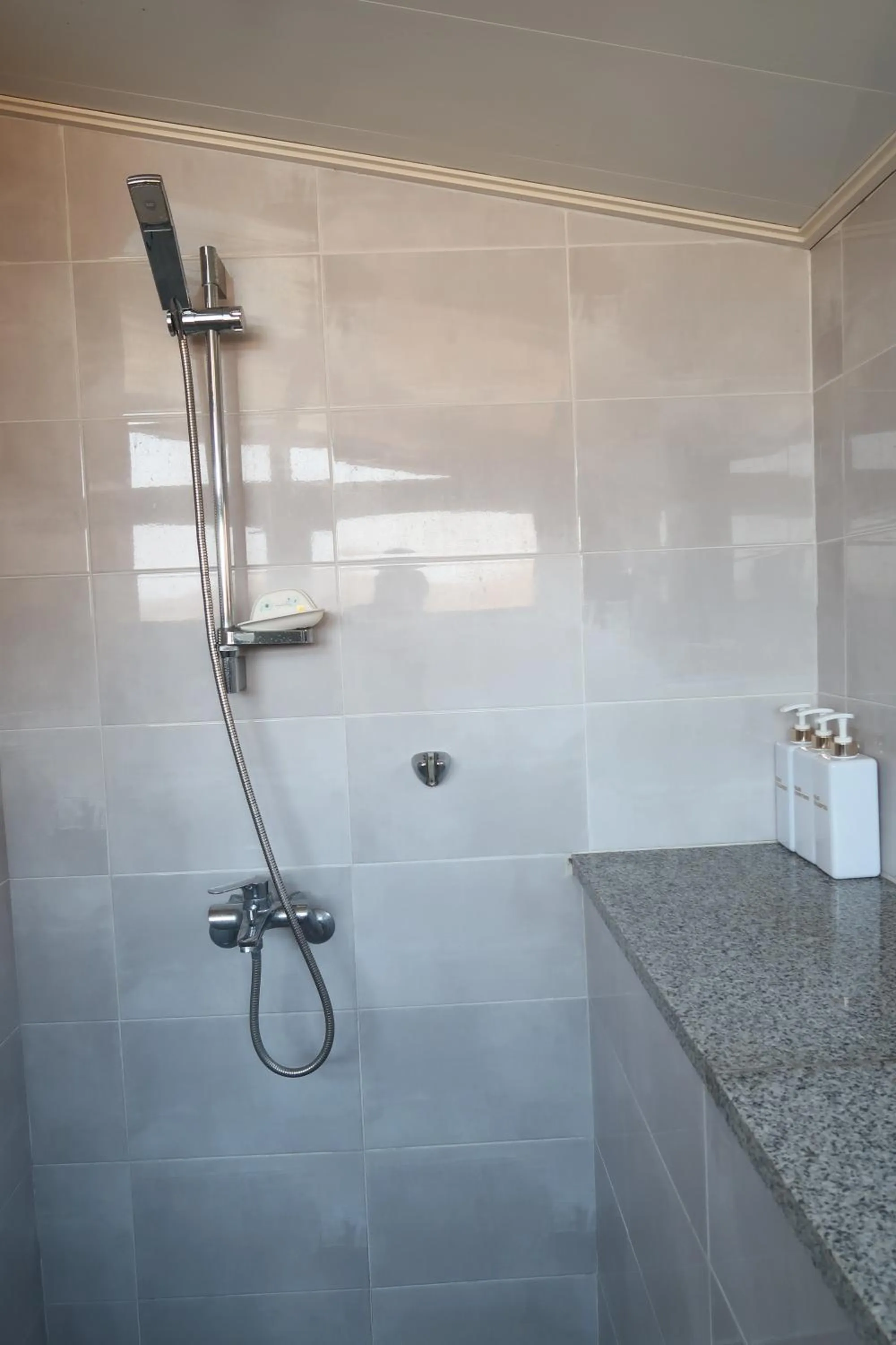 Shower in Andong Poong-gyung HOSTEL n LIBRARY