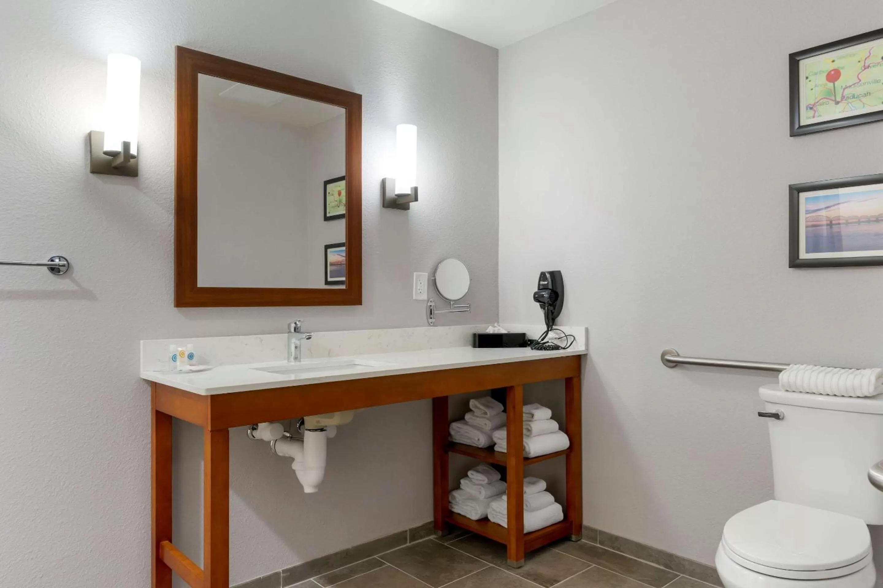 Bathroom in Comfort Suites Paducah Mall Area