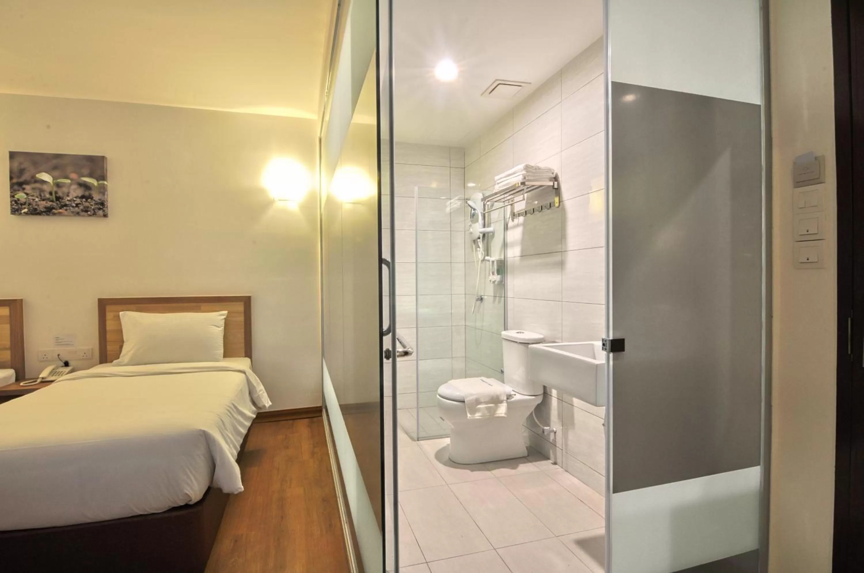 Bathroom, Bed in Greencity Hotel