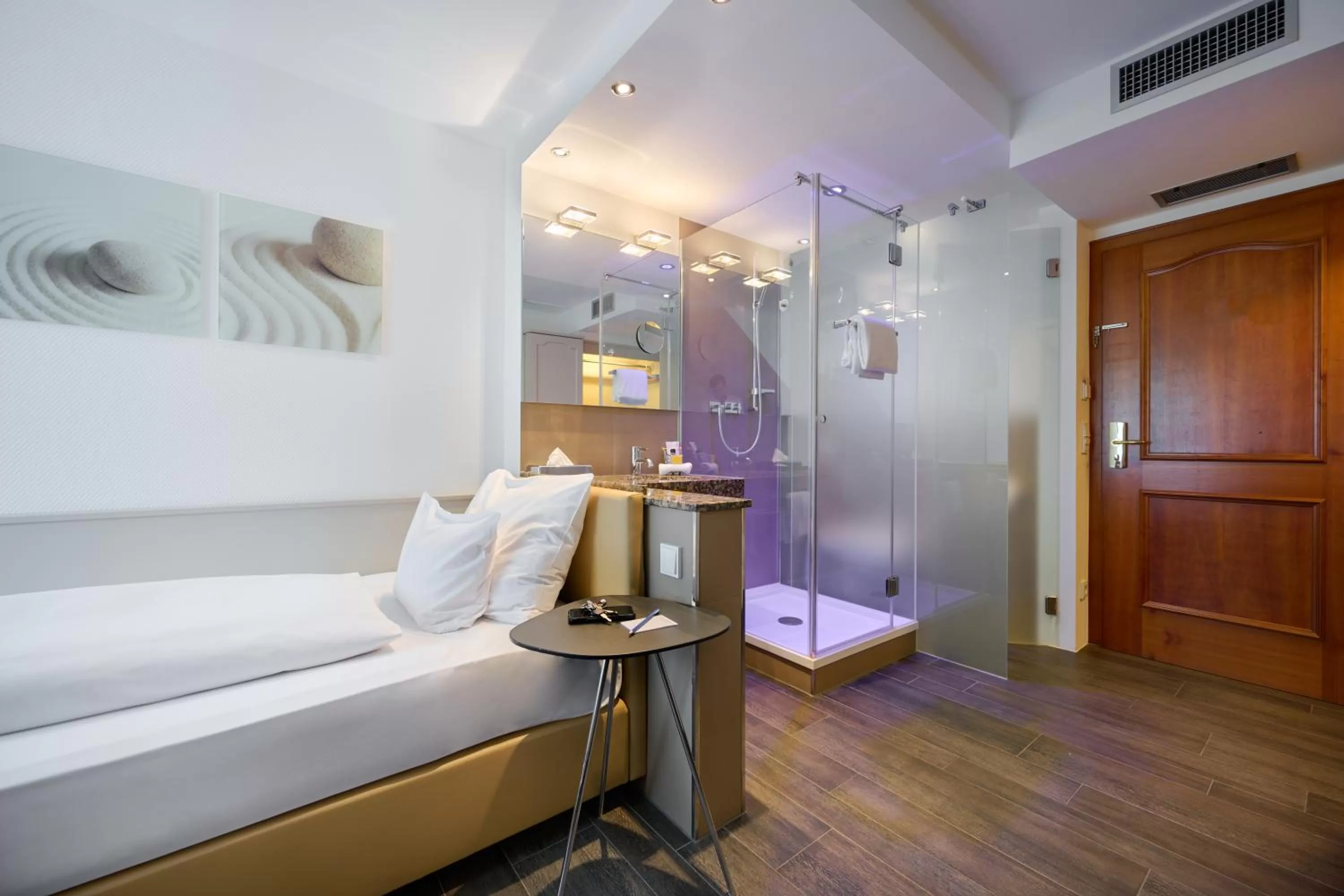 Photo of the whole room, Bed in Hotel Lechnerhof Unterföhring