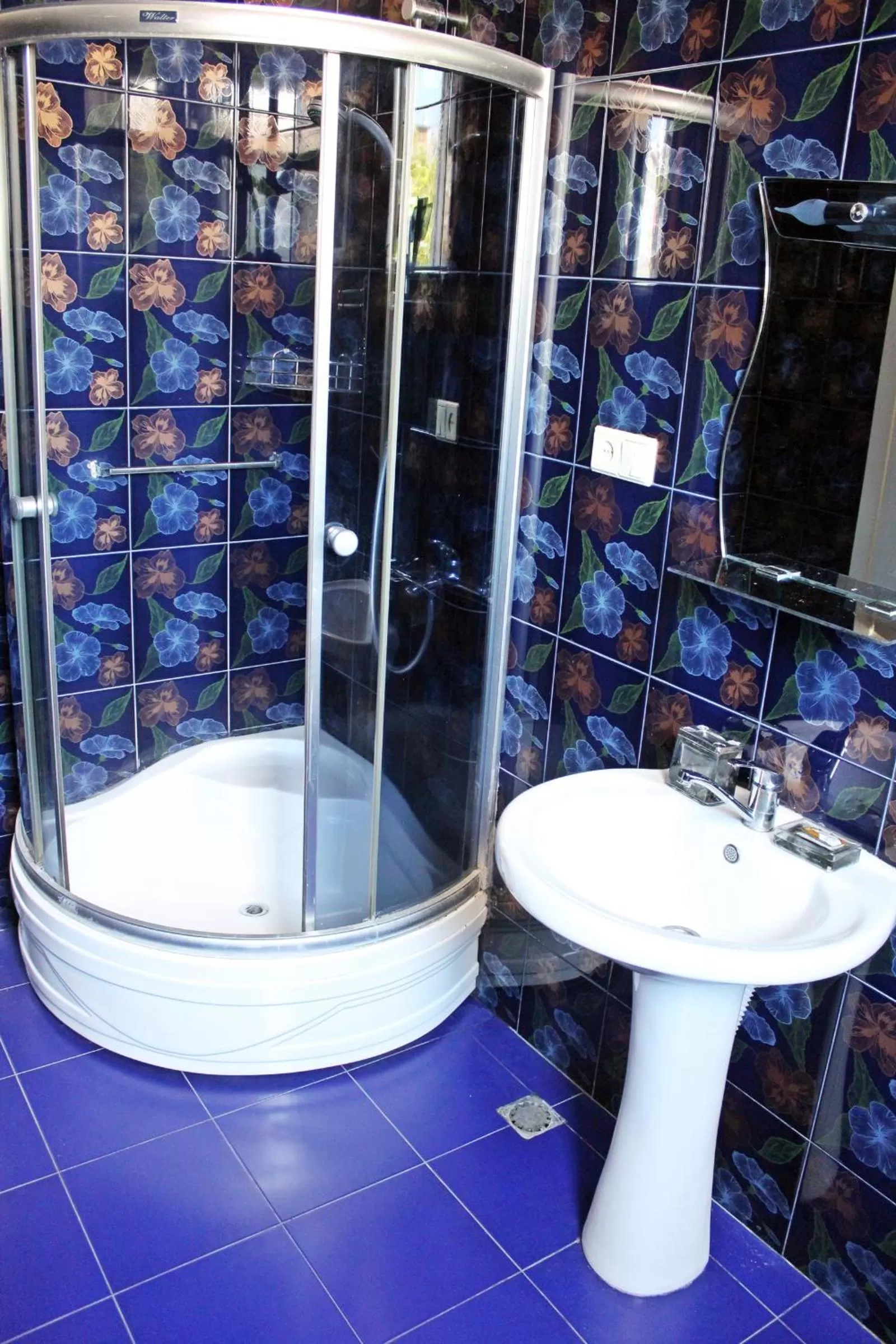 Shower in Hotel Elegant Garden