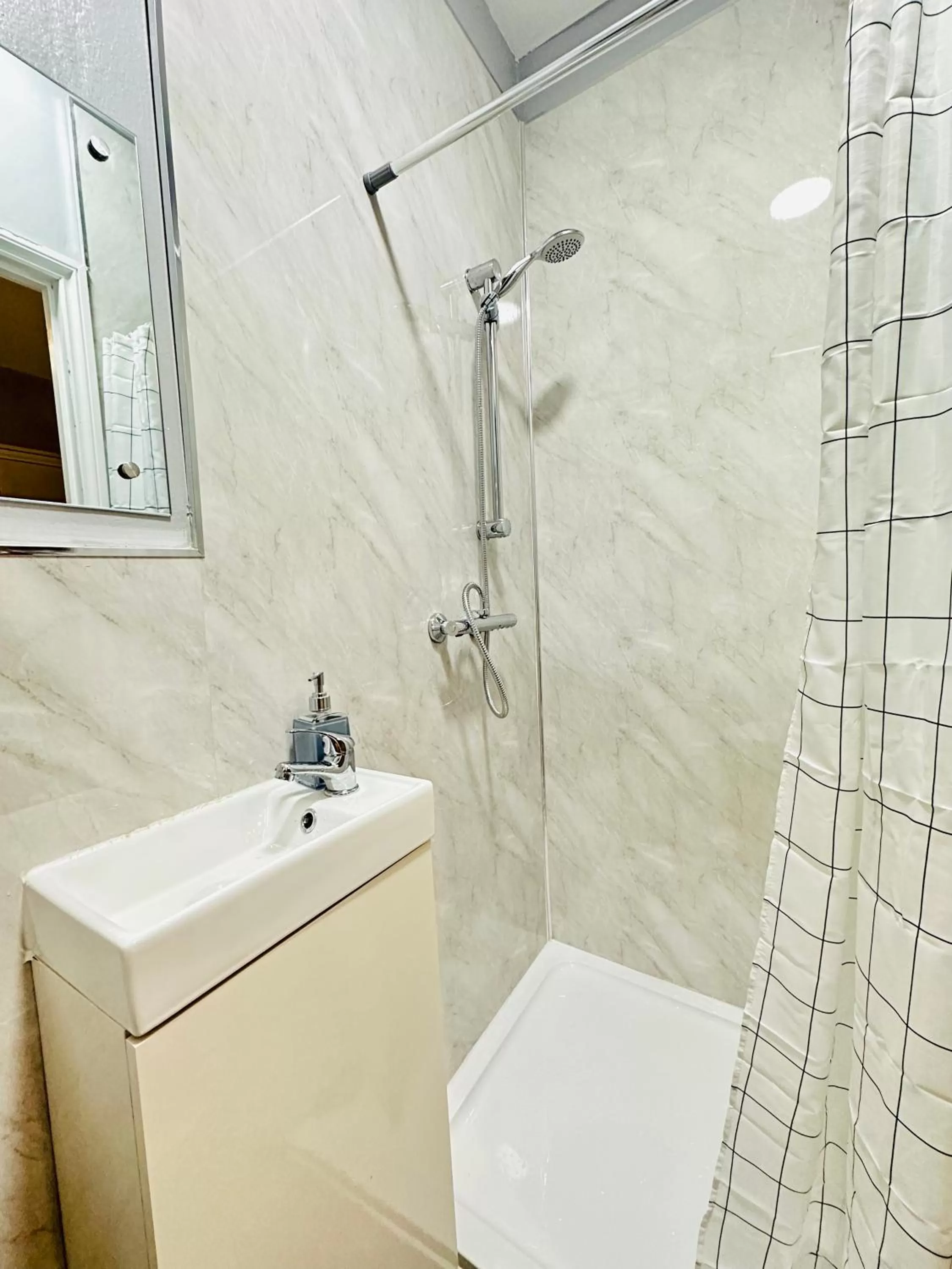 Shower, Bathroom in Sandys Holidays Home