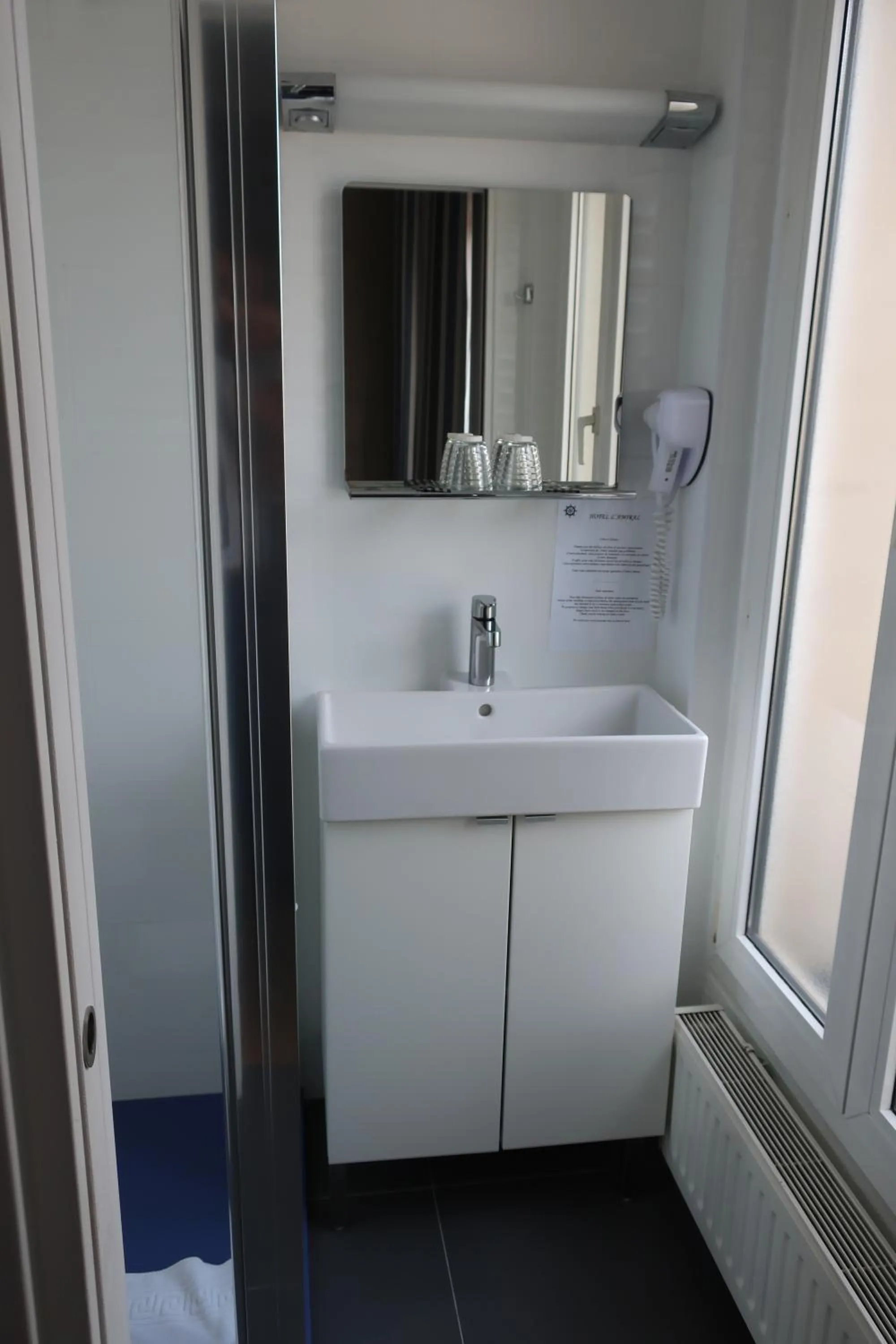 Bathroom in L'Amiral