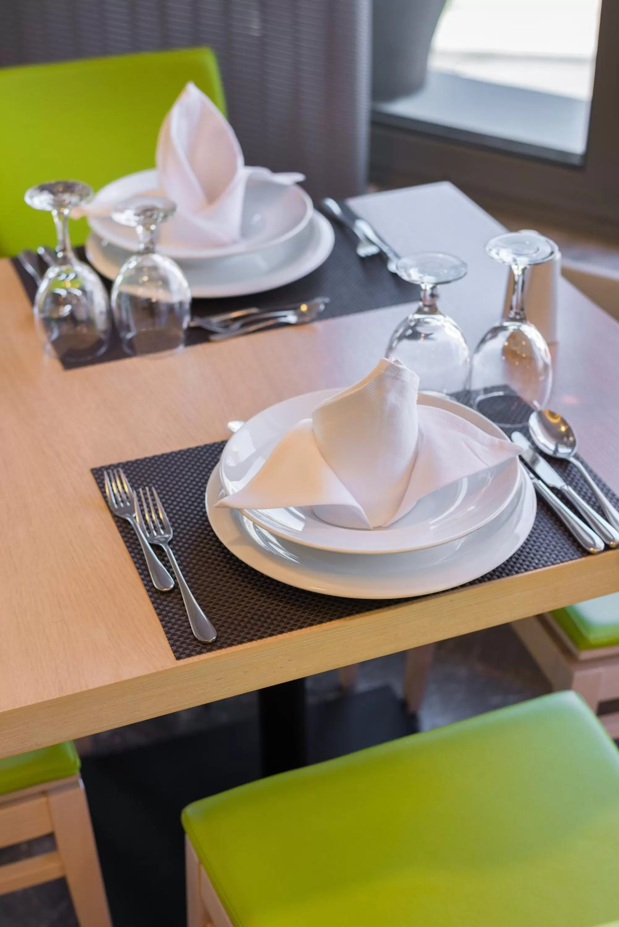 Restaurant/places to eat in Semiramis City Hotel