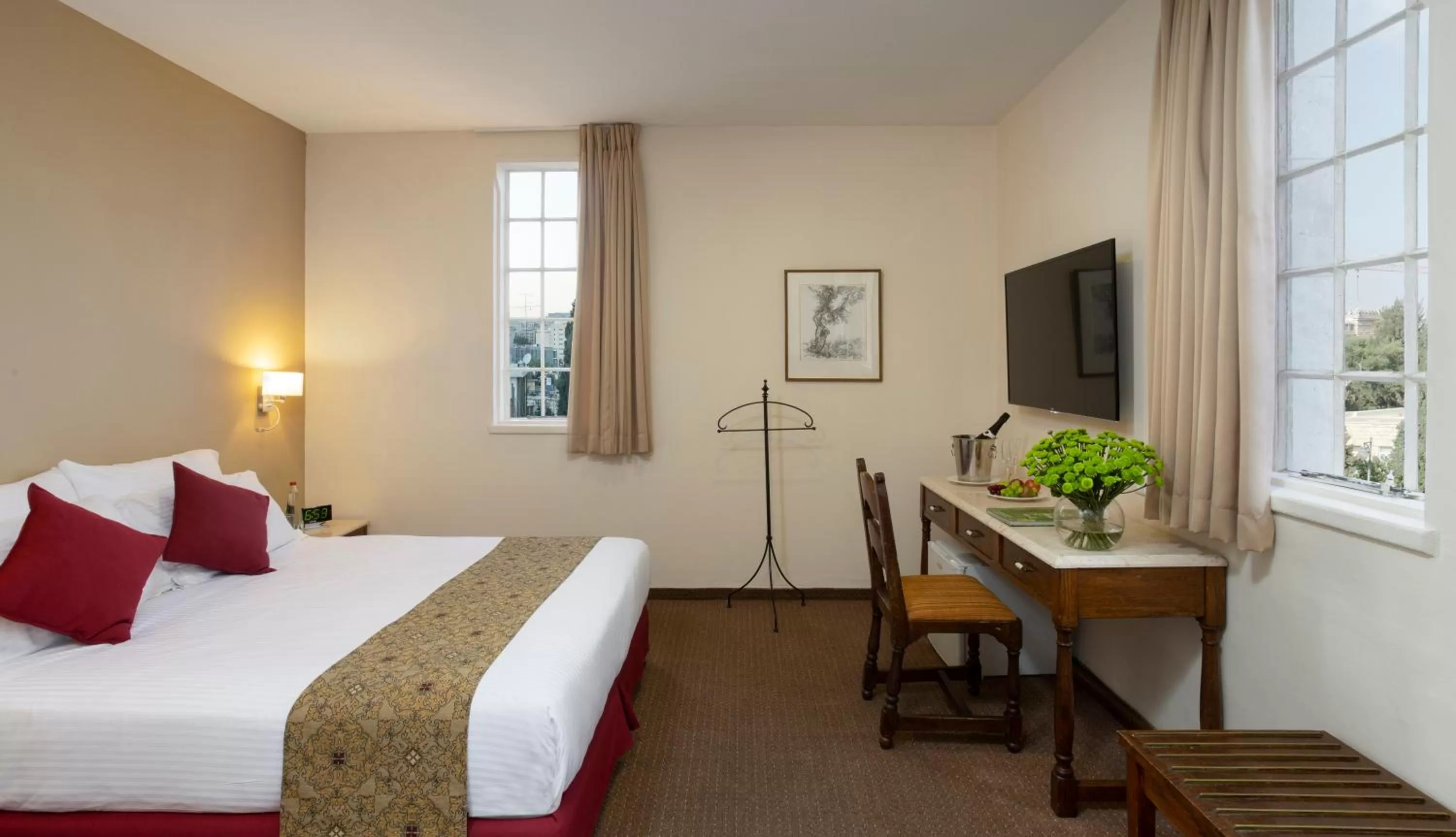 Bed in YMCA Three Arches Hotel