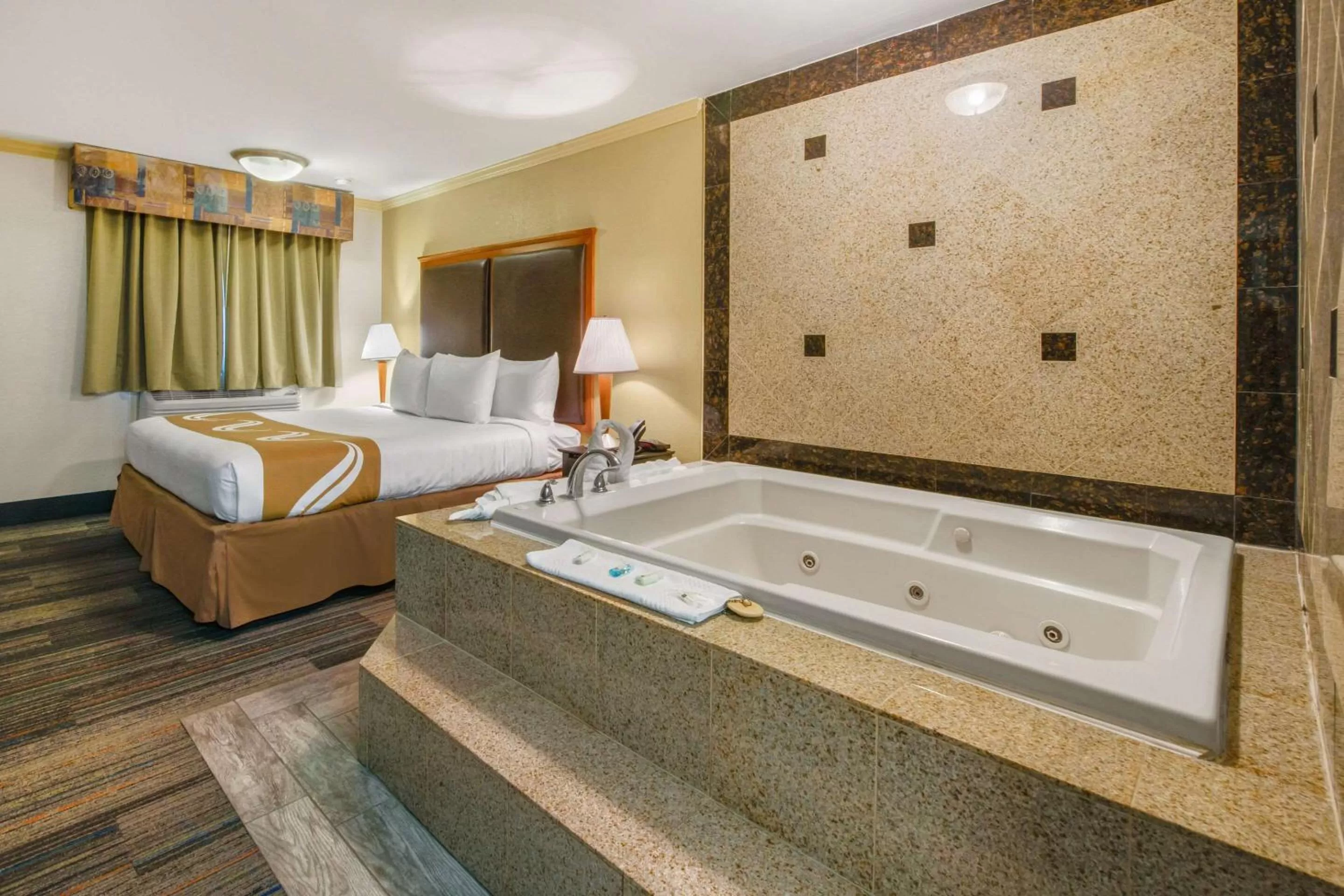 Hot Tub, Bed in Hibiscus Inn & Suites