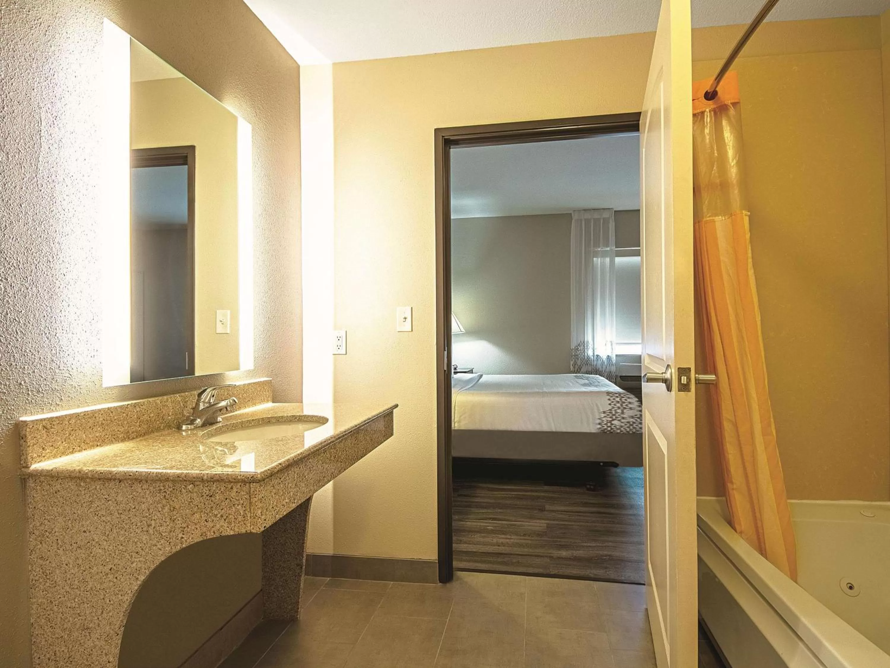 Photo of the whole room, Bed in La Quinta by Wyndham McKinney