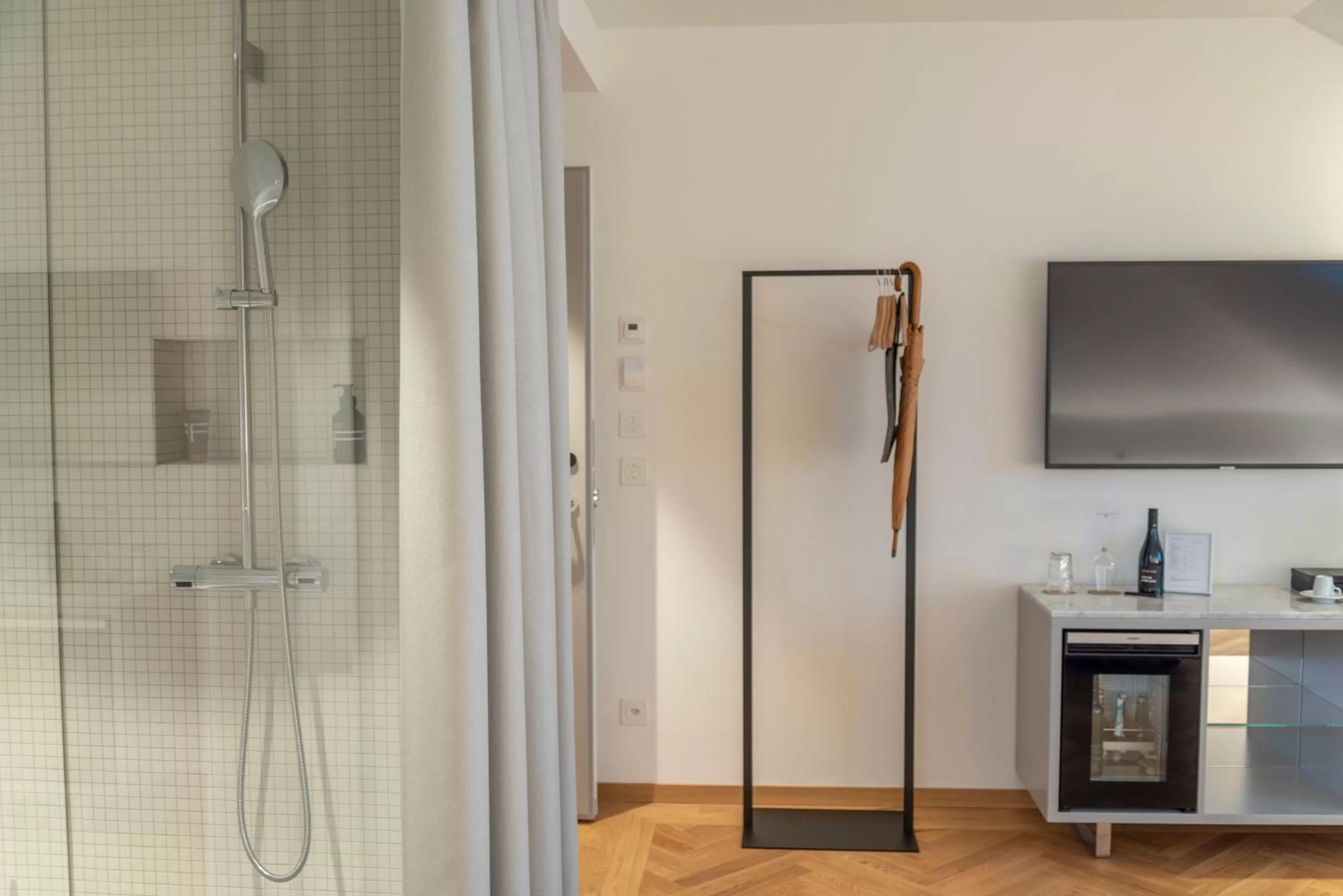 TV and multimedia in CASPAR Swiss Quality Hotel