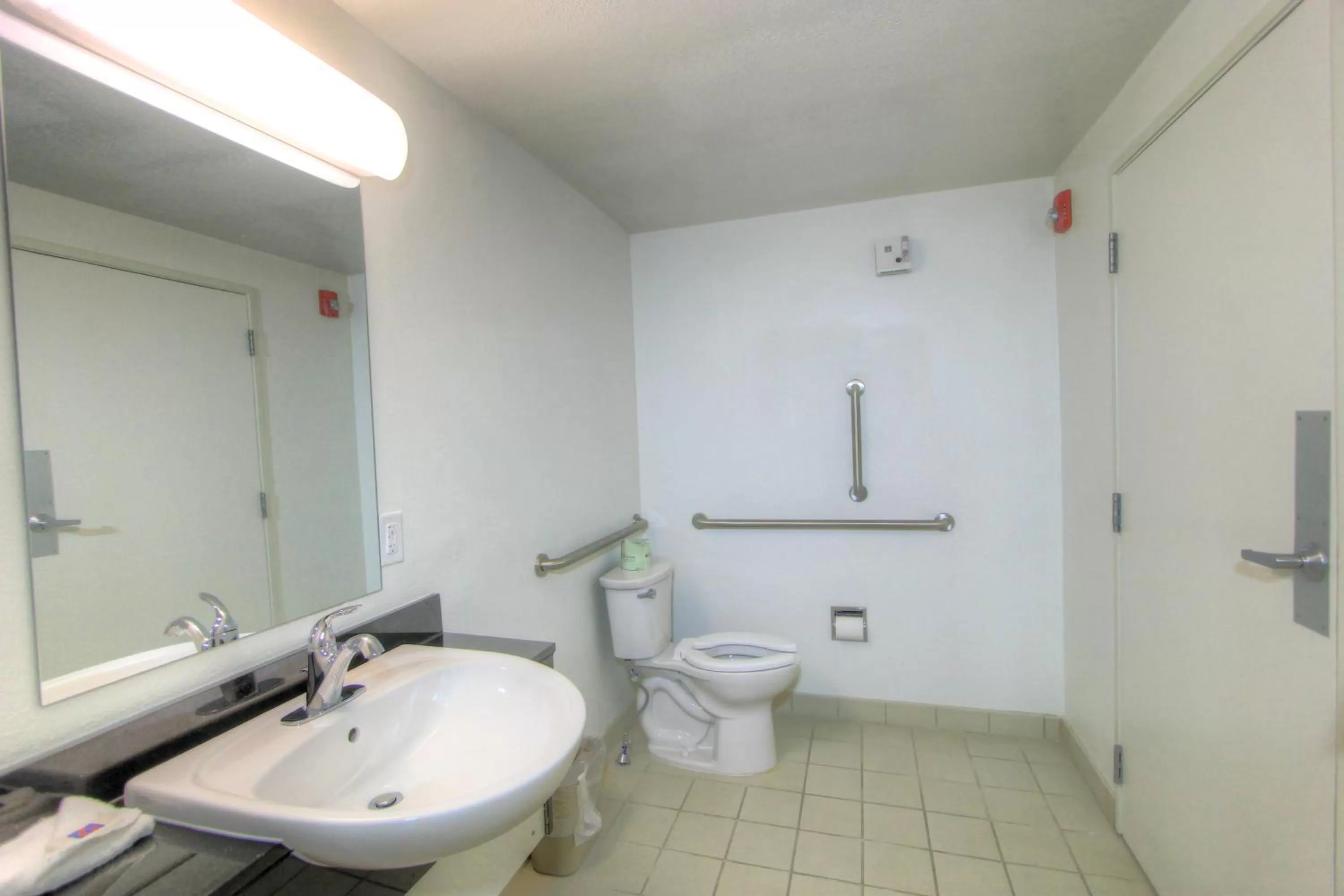 Bathroom in Howard Johnson by Wyndham Harrisonburg