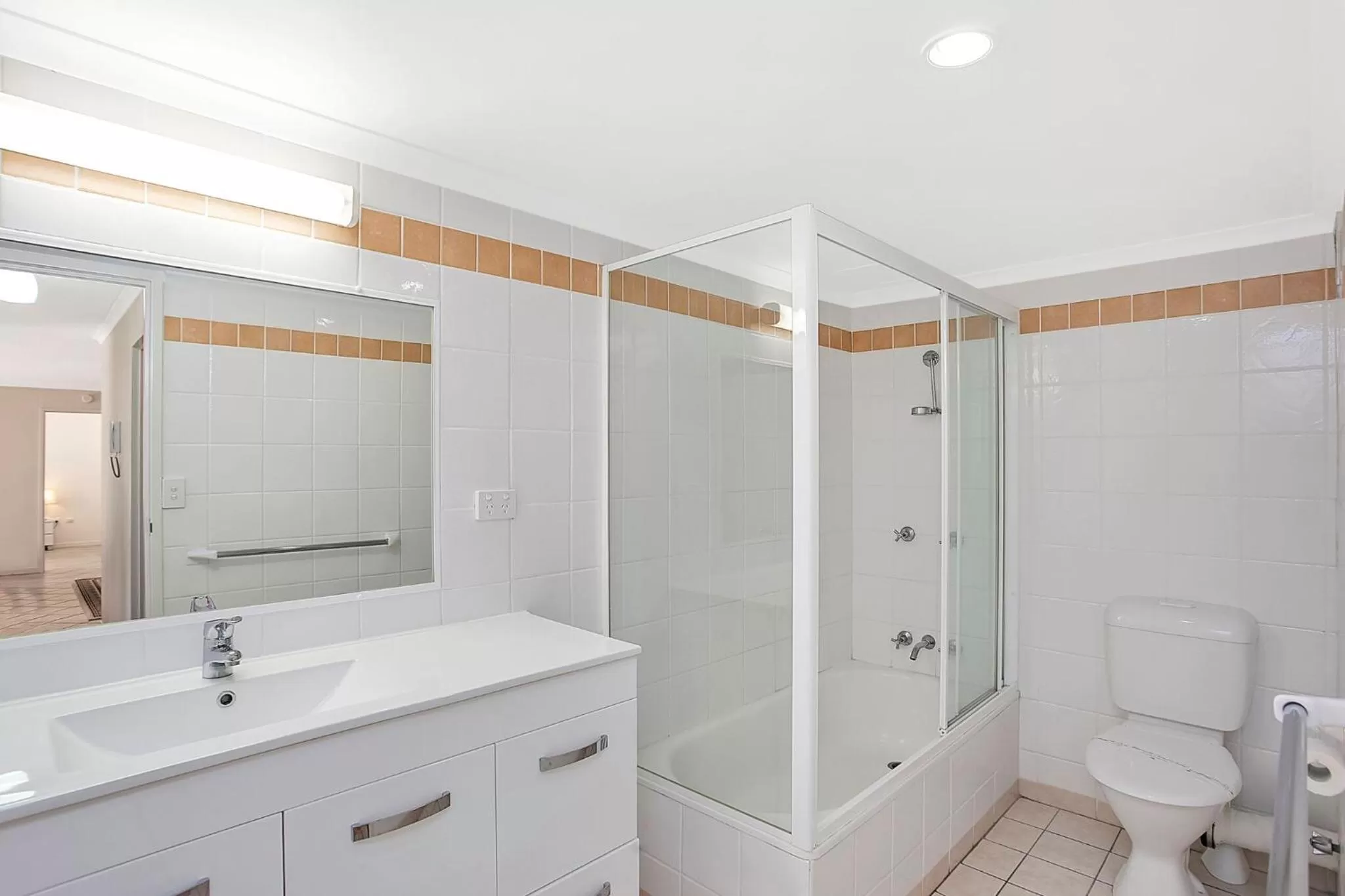Bathroom in Solnamara Beachfront Apartments