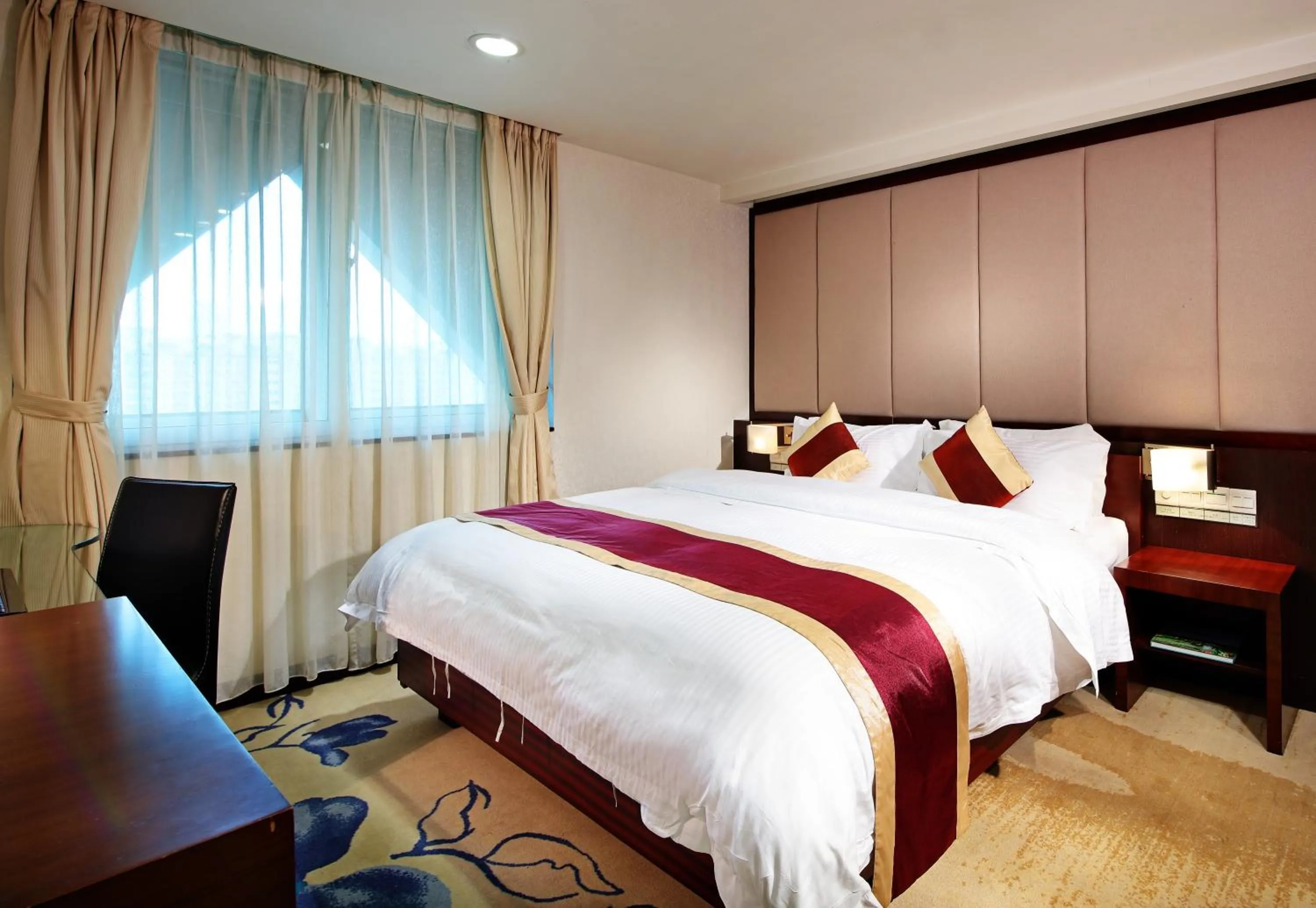 bunk bed in New World Hotel