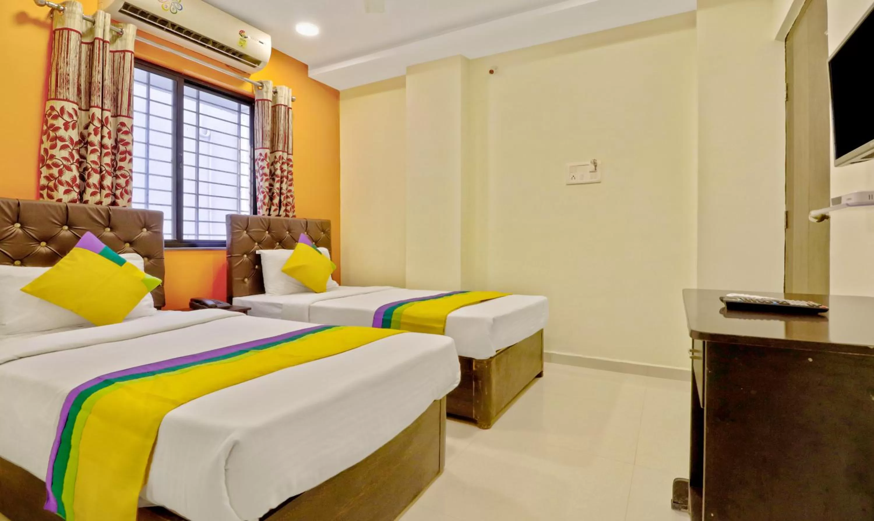 Bed in Itsy Hotels Carnival Inn