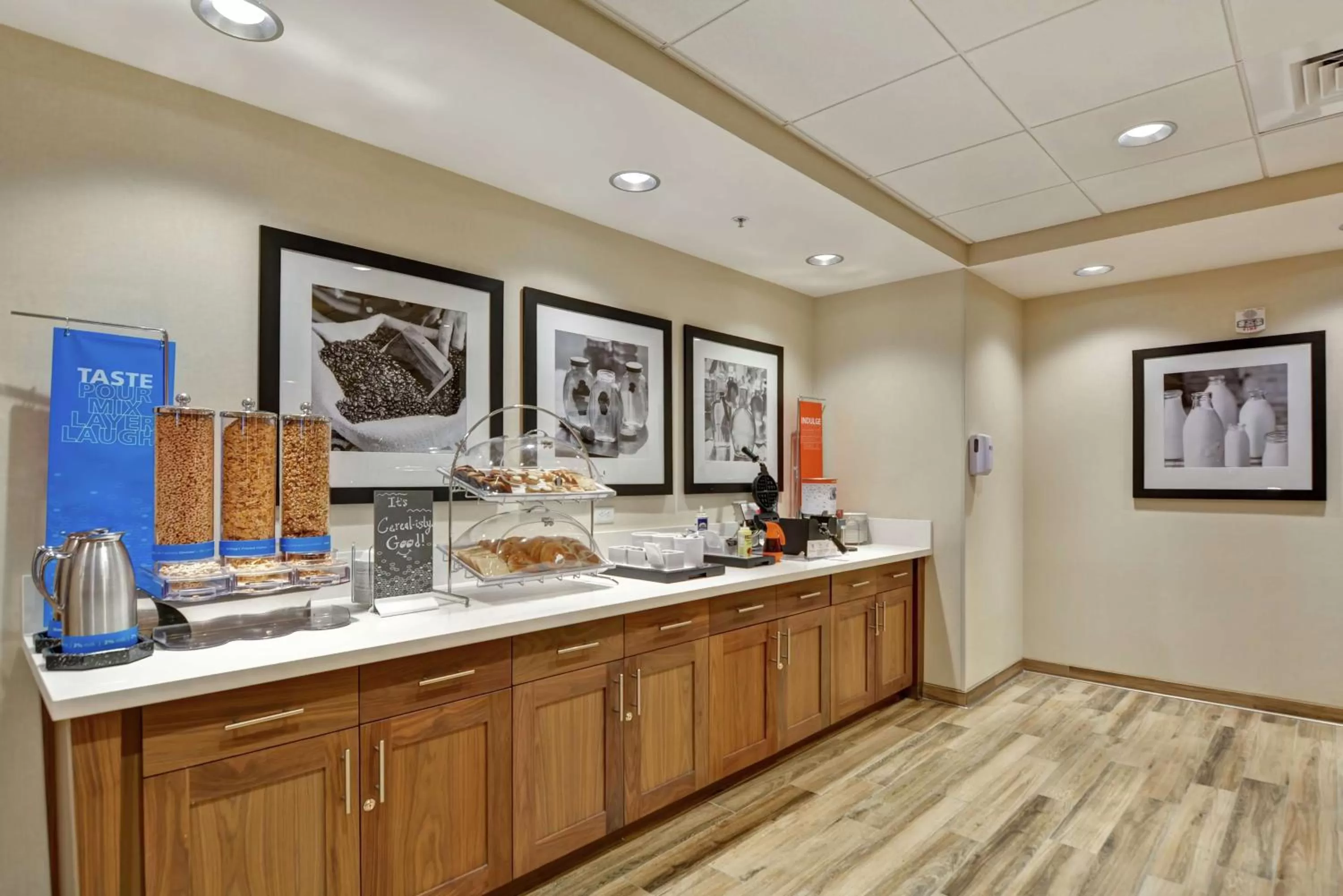 Restaurant/places to eat in Hampton Inn & Suites Tucson Marana