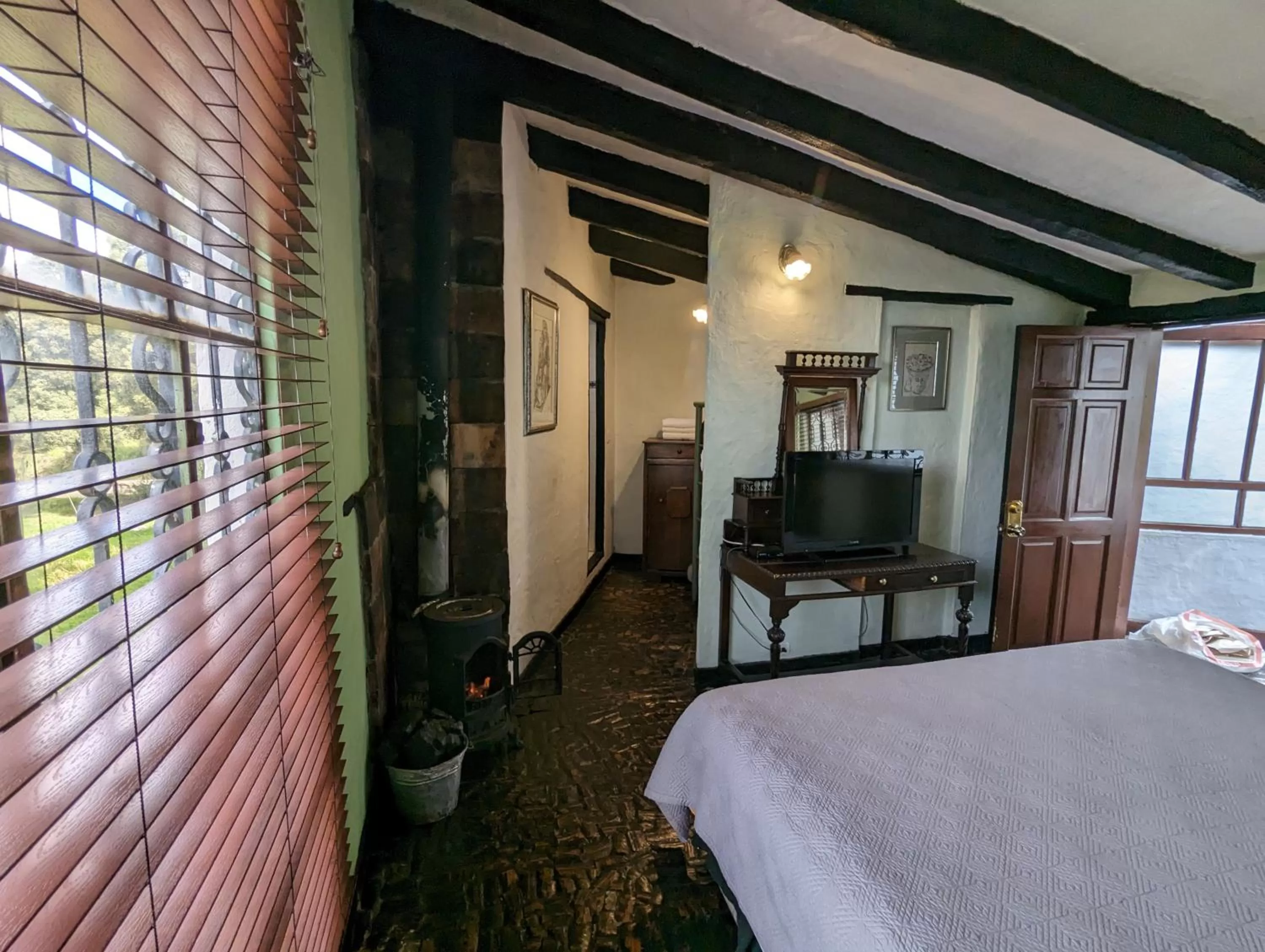 flat iron, TV/Entertainment Center in Posada Cafe La Huerta