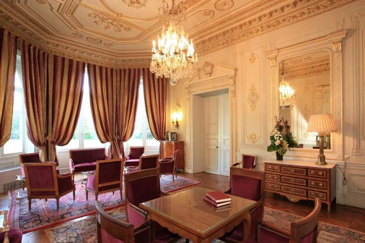 Lounge or bar in Château De La Motte Fenelon