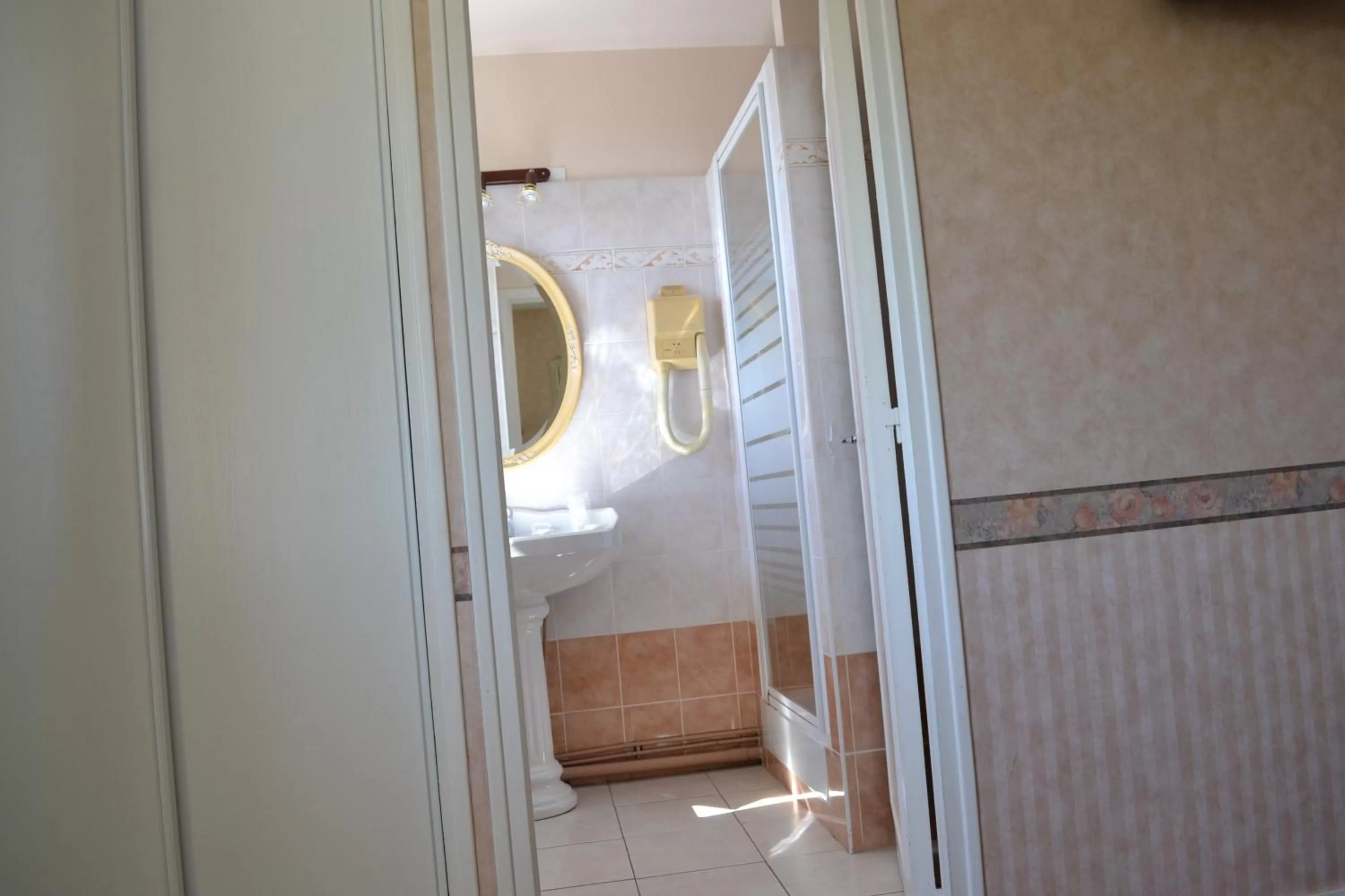 Bathroom in Hôtel Le Castel