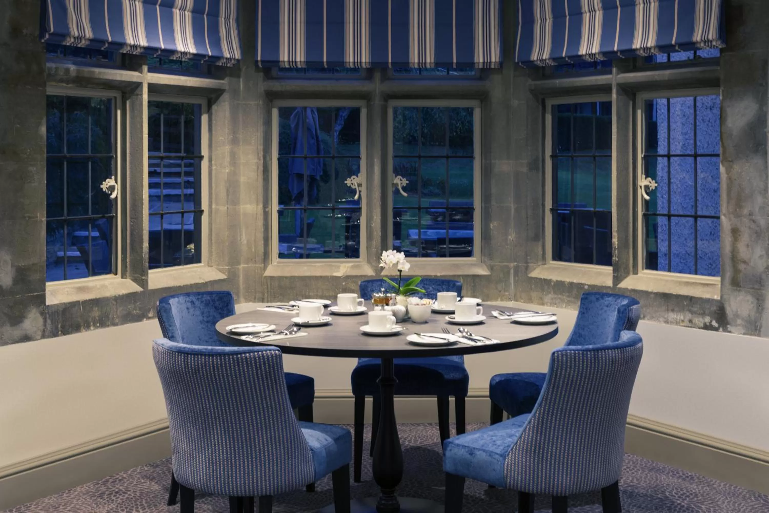 Restaurant/places to eat in Sunday Box Hill Burford Bridge Hotel