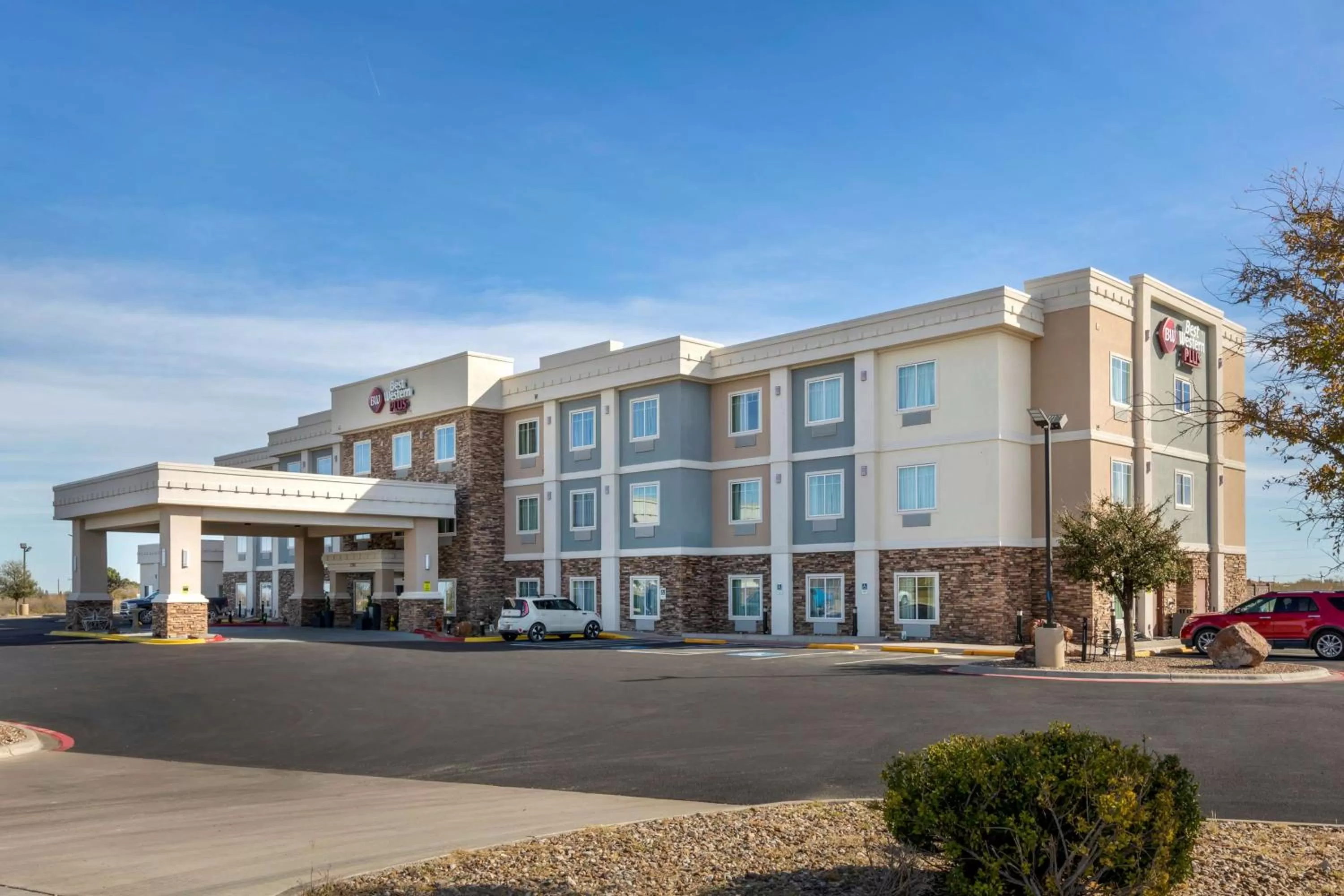 Property building in Best Western Plus Fort Stockton Hotel