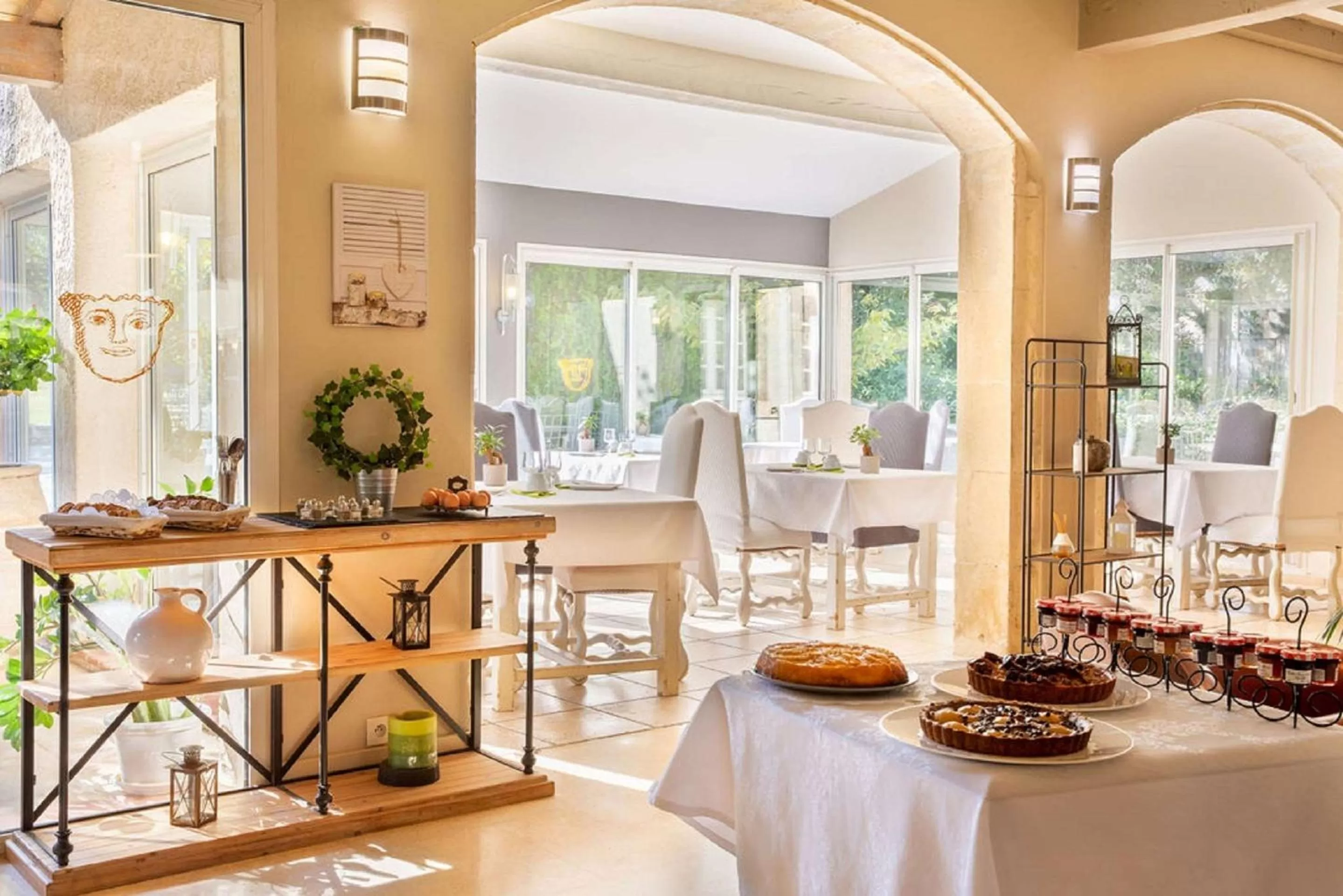 Restaurant/places to eat in Best Western Le Val Majour