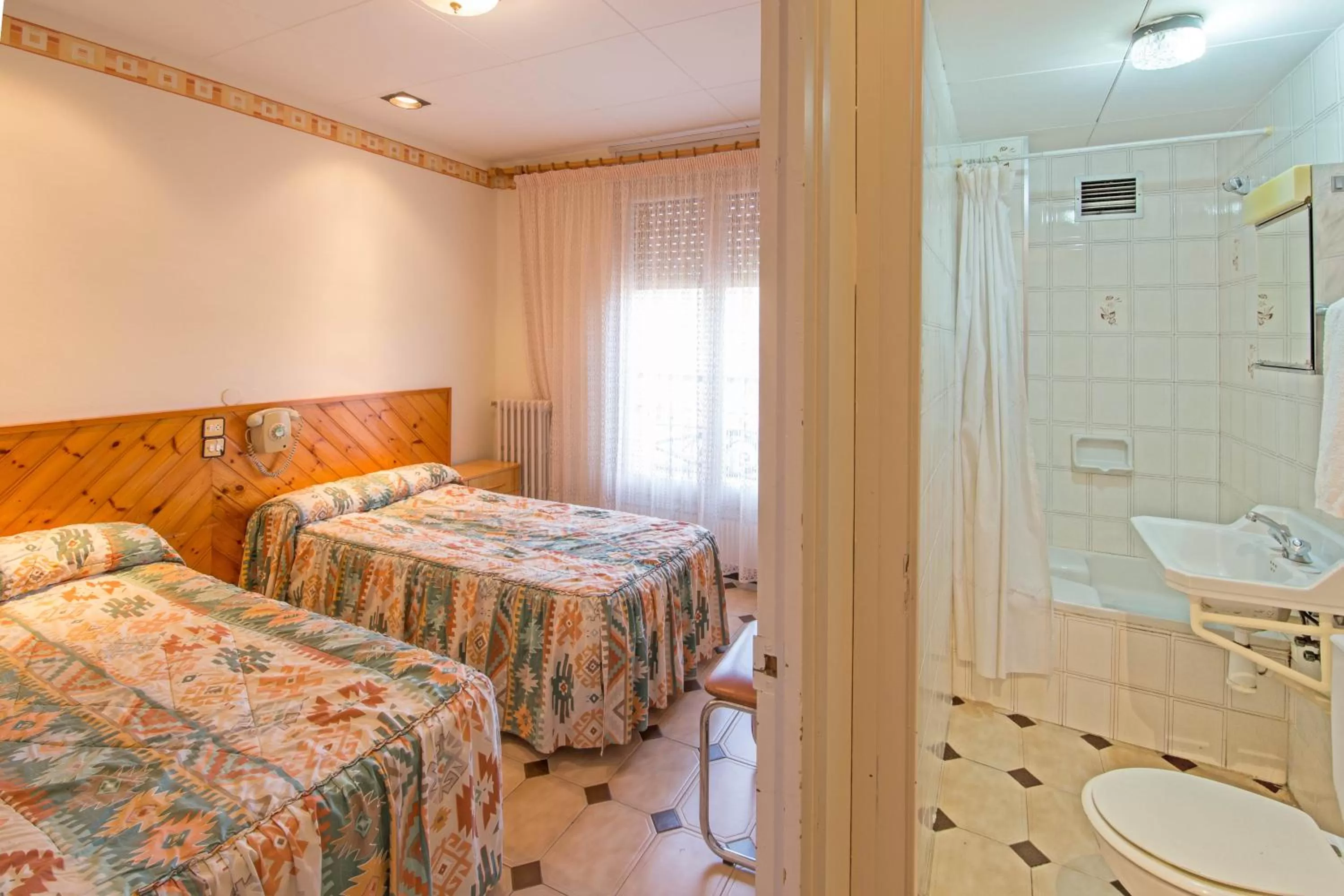 Photo of the whole room, Bed in Hotel Avenida