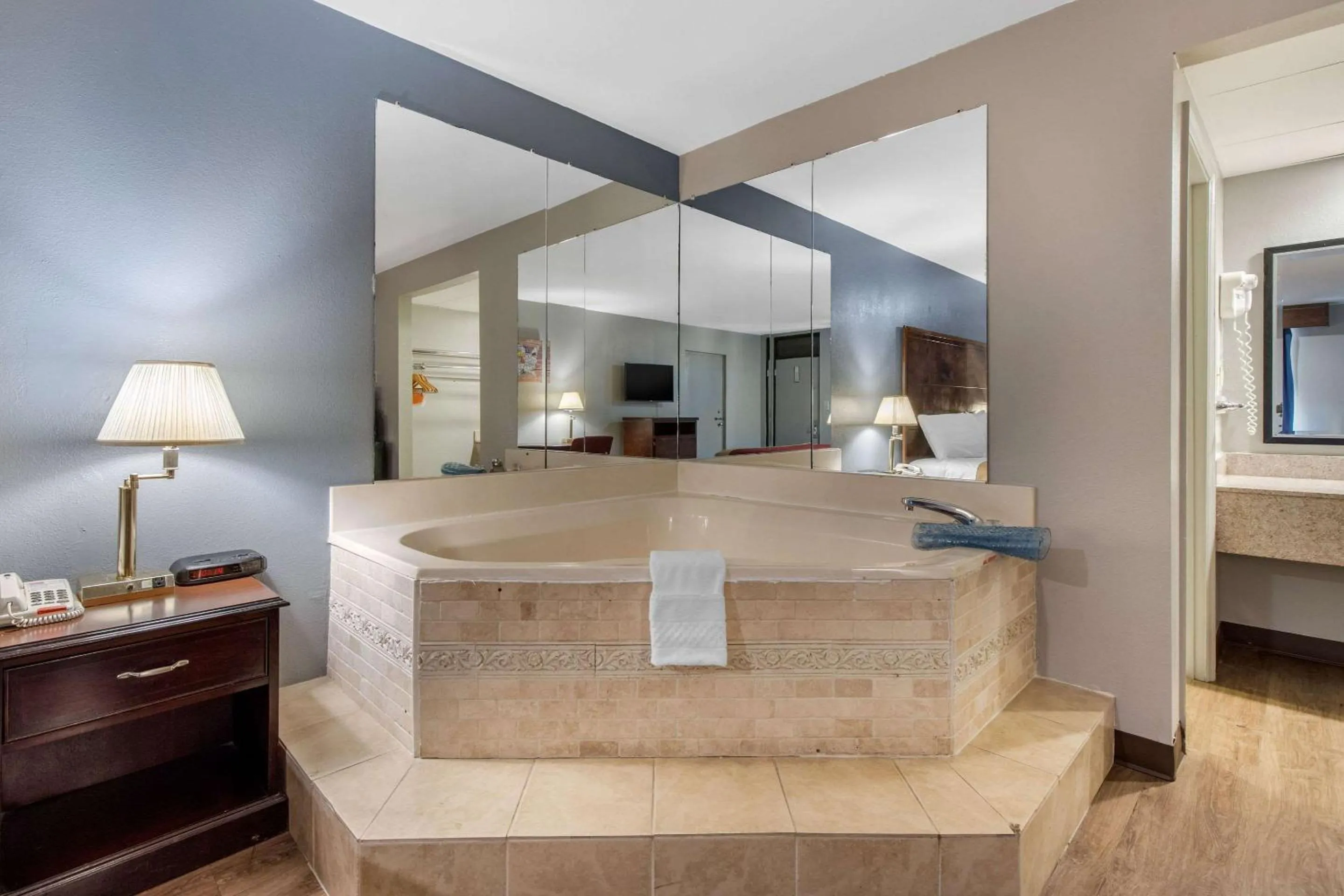 Photo of the whole room, Bed in Econo Lodge Aiken Central