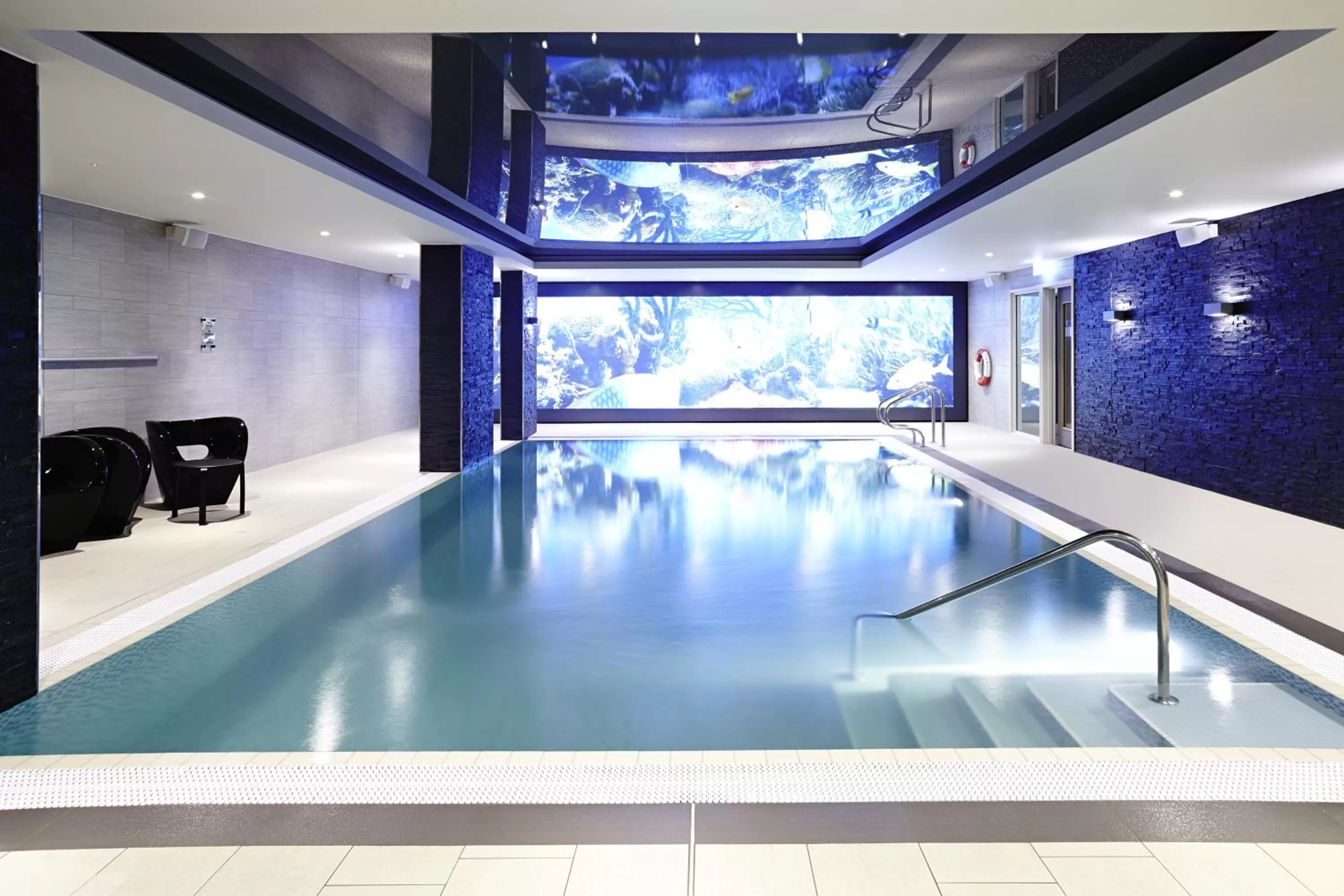 Swimming pool in Novotel London Brentford