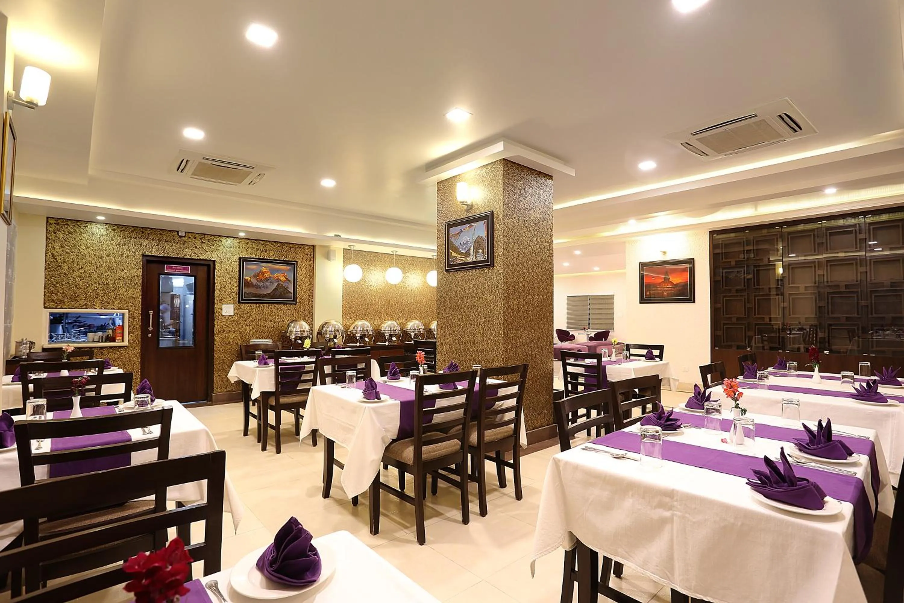Restaurant/places to eat in Hotel Harmika