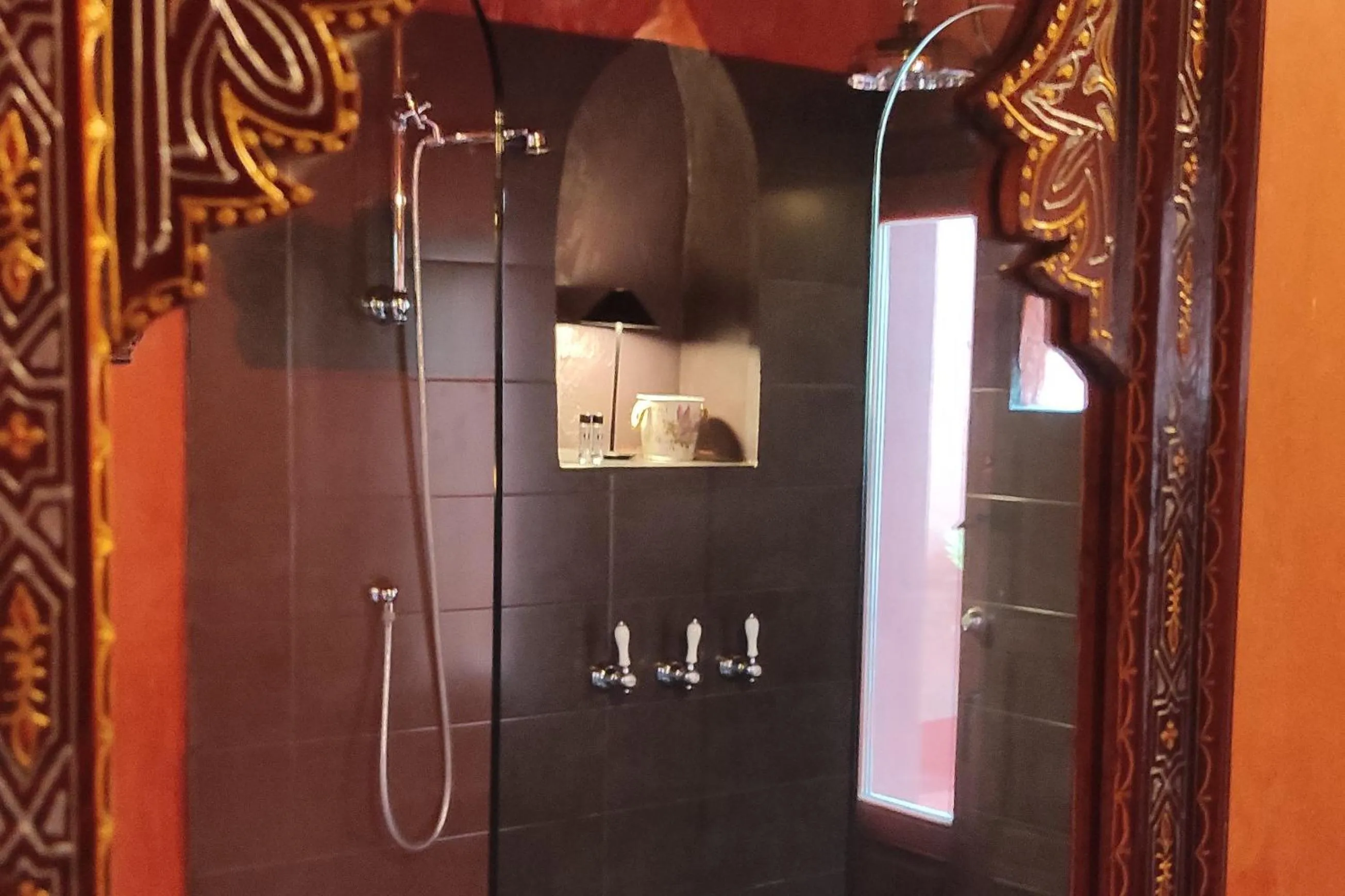Shower in Hotel la Boheme